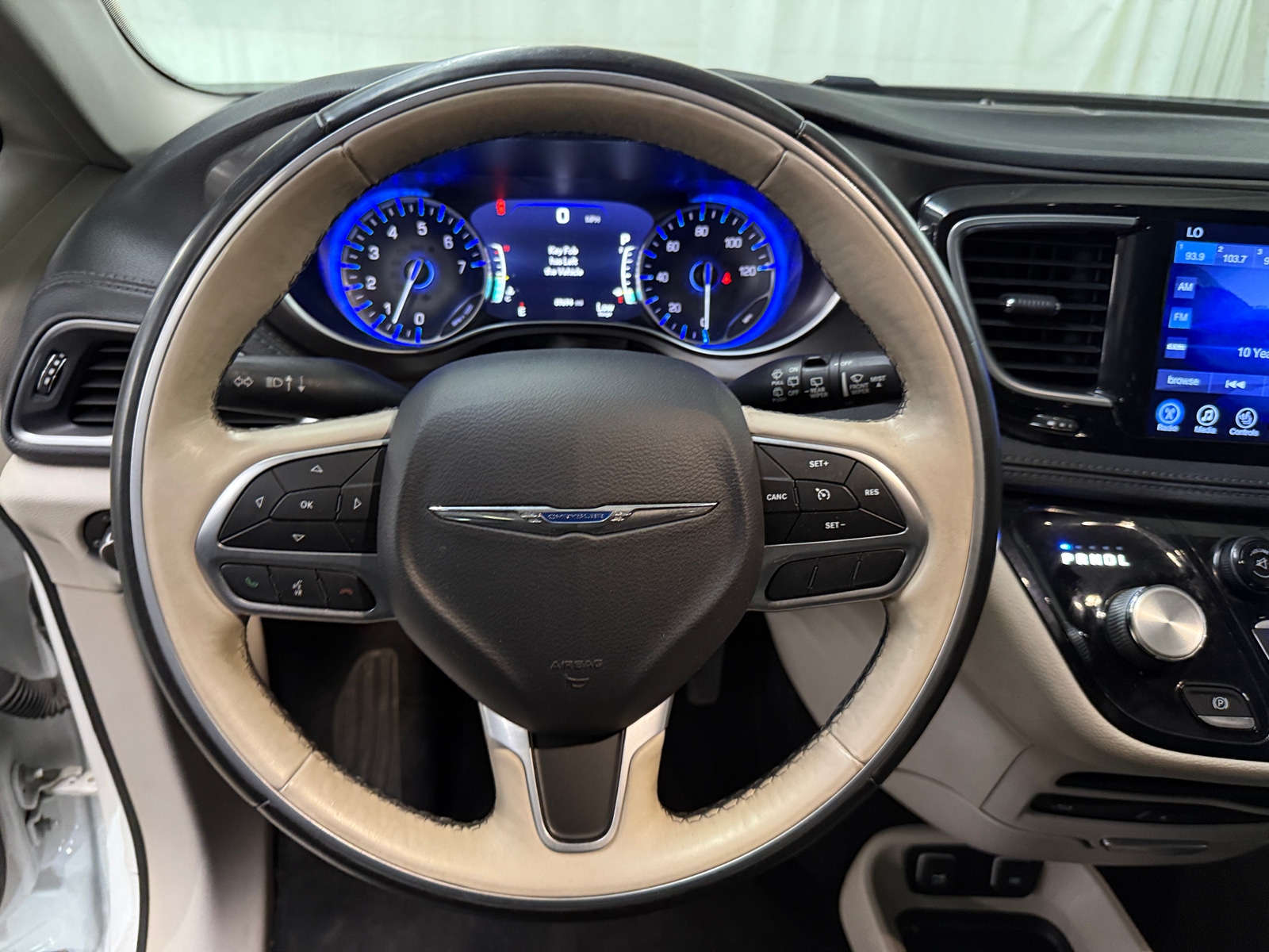 Thumbnail: 2017 Chrysler Pacifica - 4