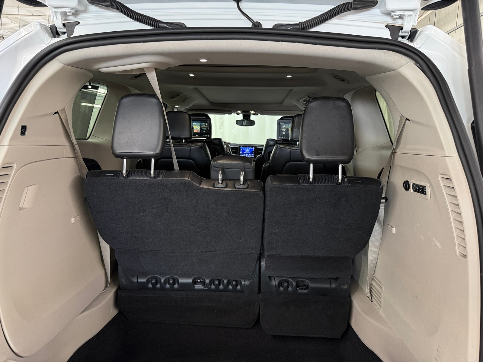 Thumbnail: 2017 Chrysler Pacifica - 6