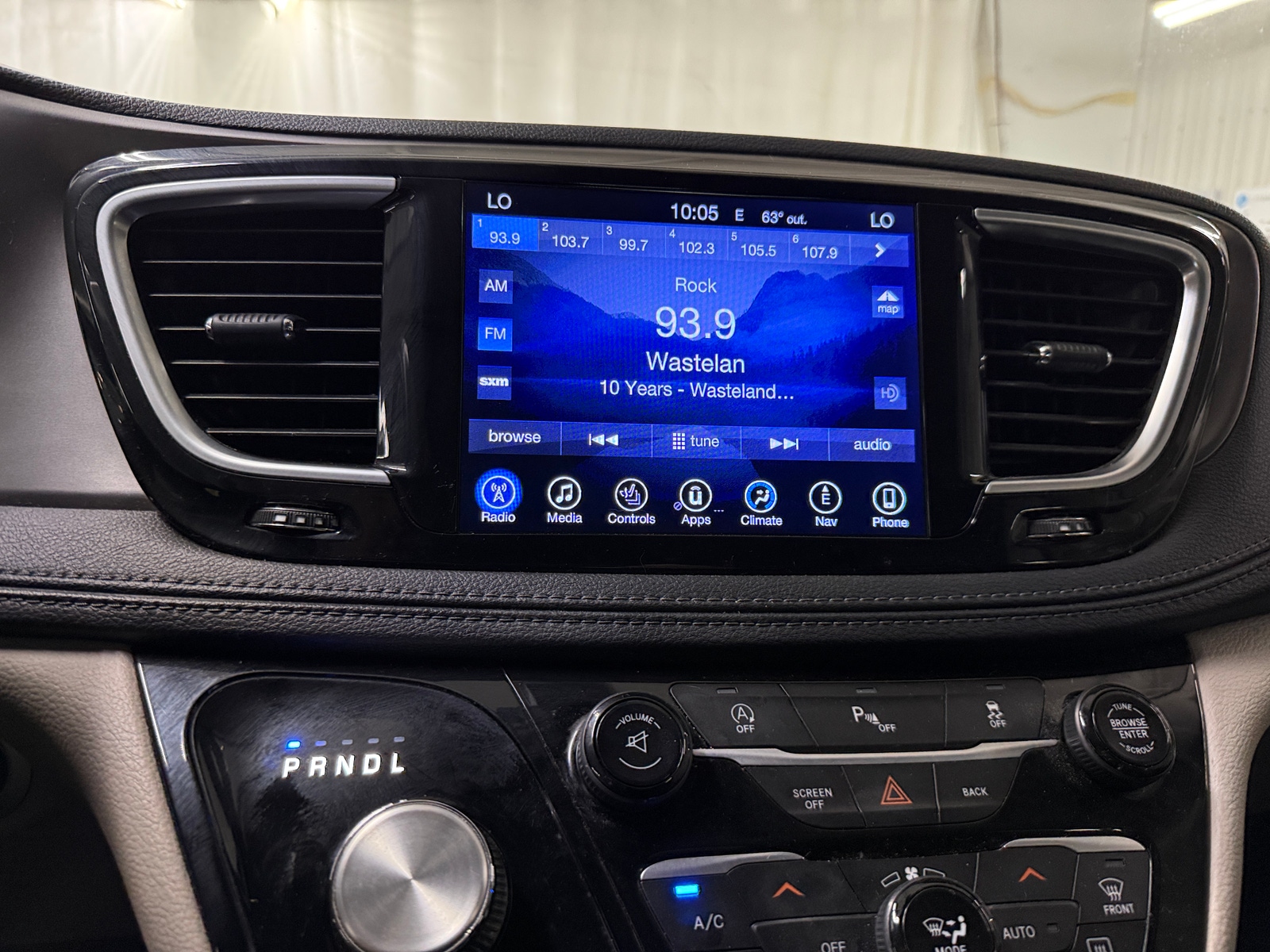Thumbnail: 2017 Chrysler Pacifica - 3
