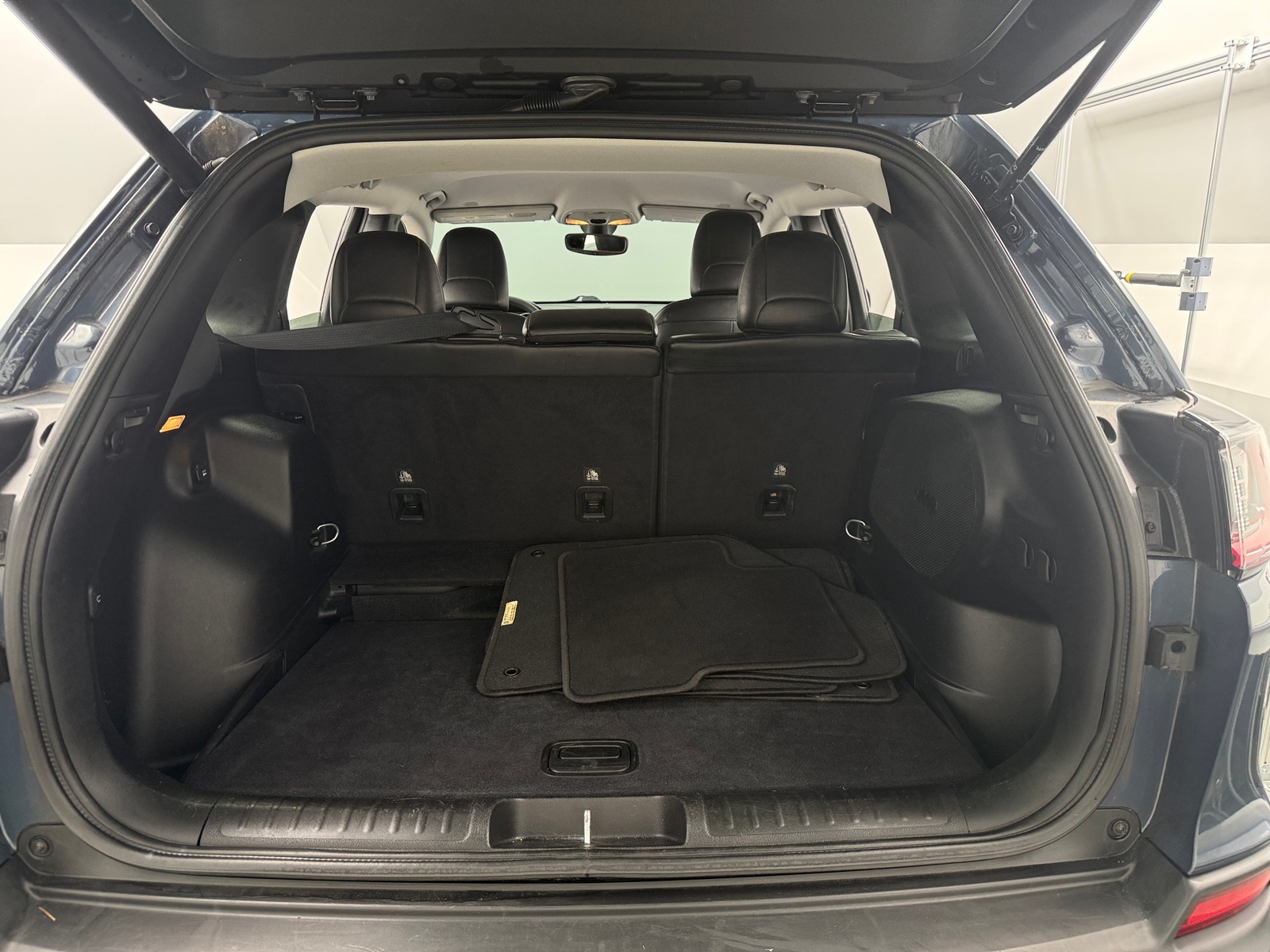 Thumbnail: 2019 Jeep Cherokee - 6