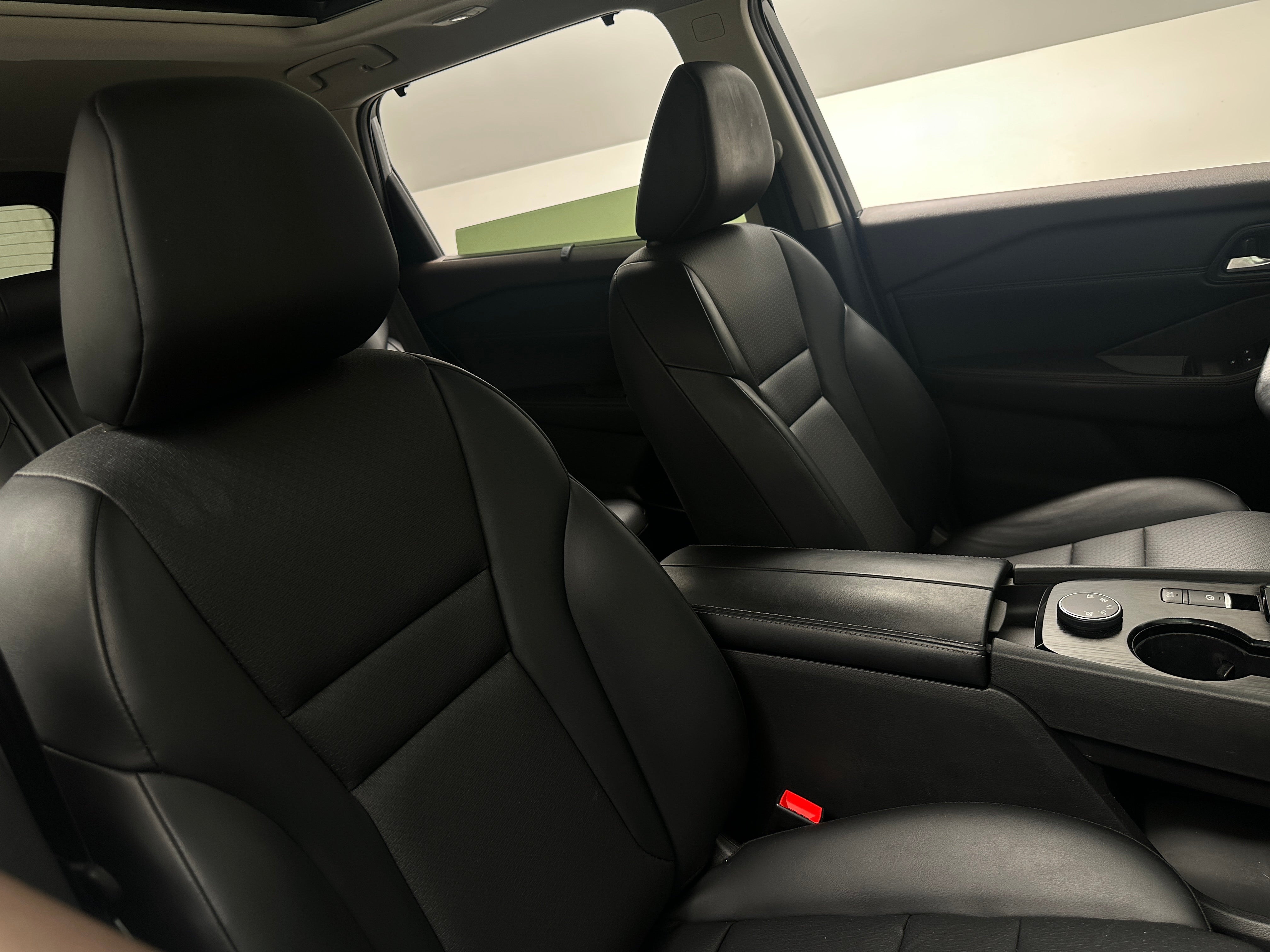 2023 Nissan Rogue SV - Photo 2