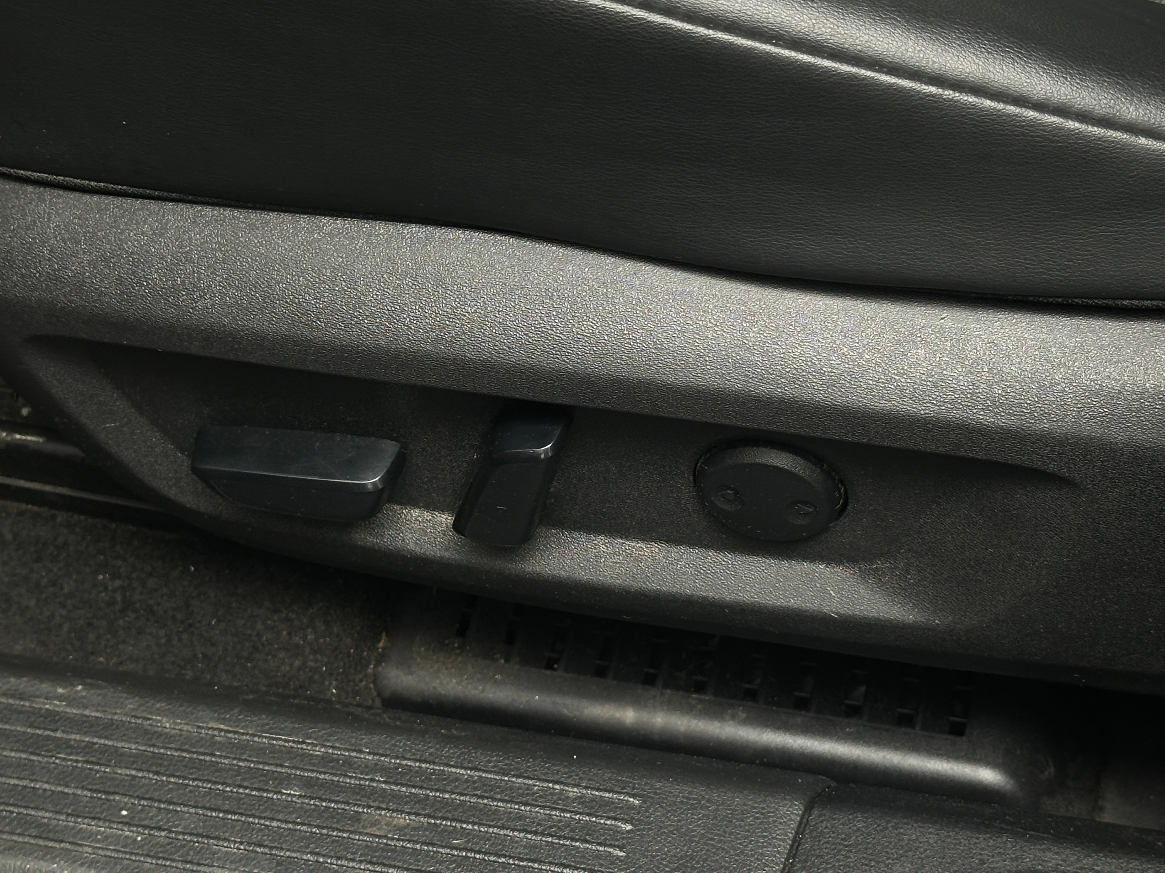 2023 Nissan Rogue SV - Photo 5