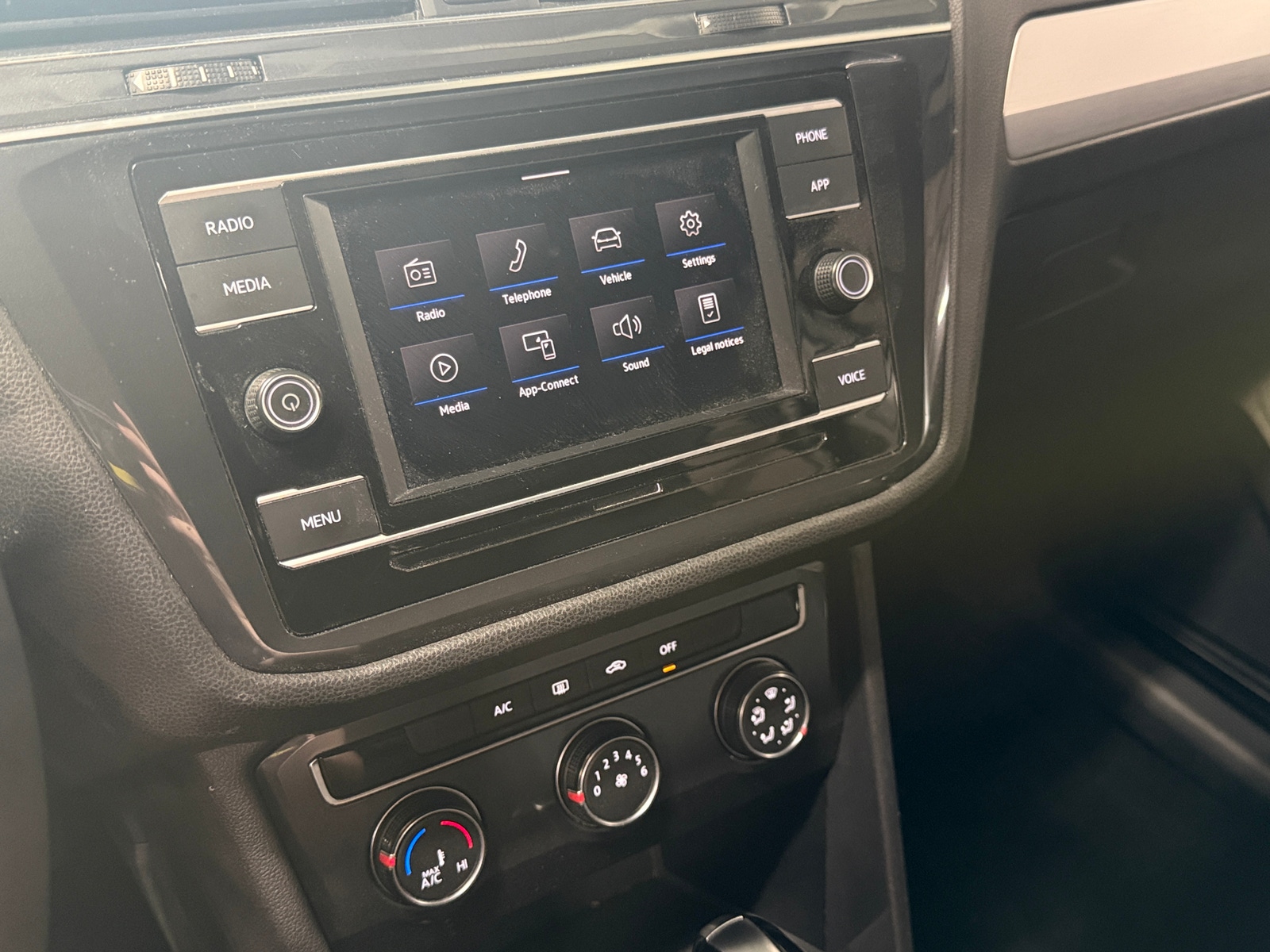 Thumbnail: 2020 Volkswagen Tiguan - 4
