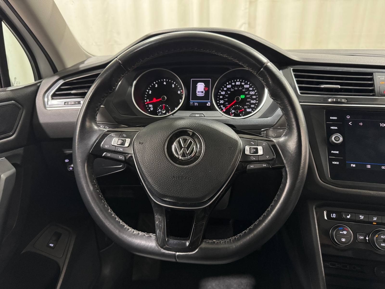 Thumbnail: 2018 Volkswagen Tiguan - 4