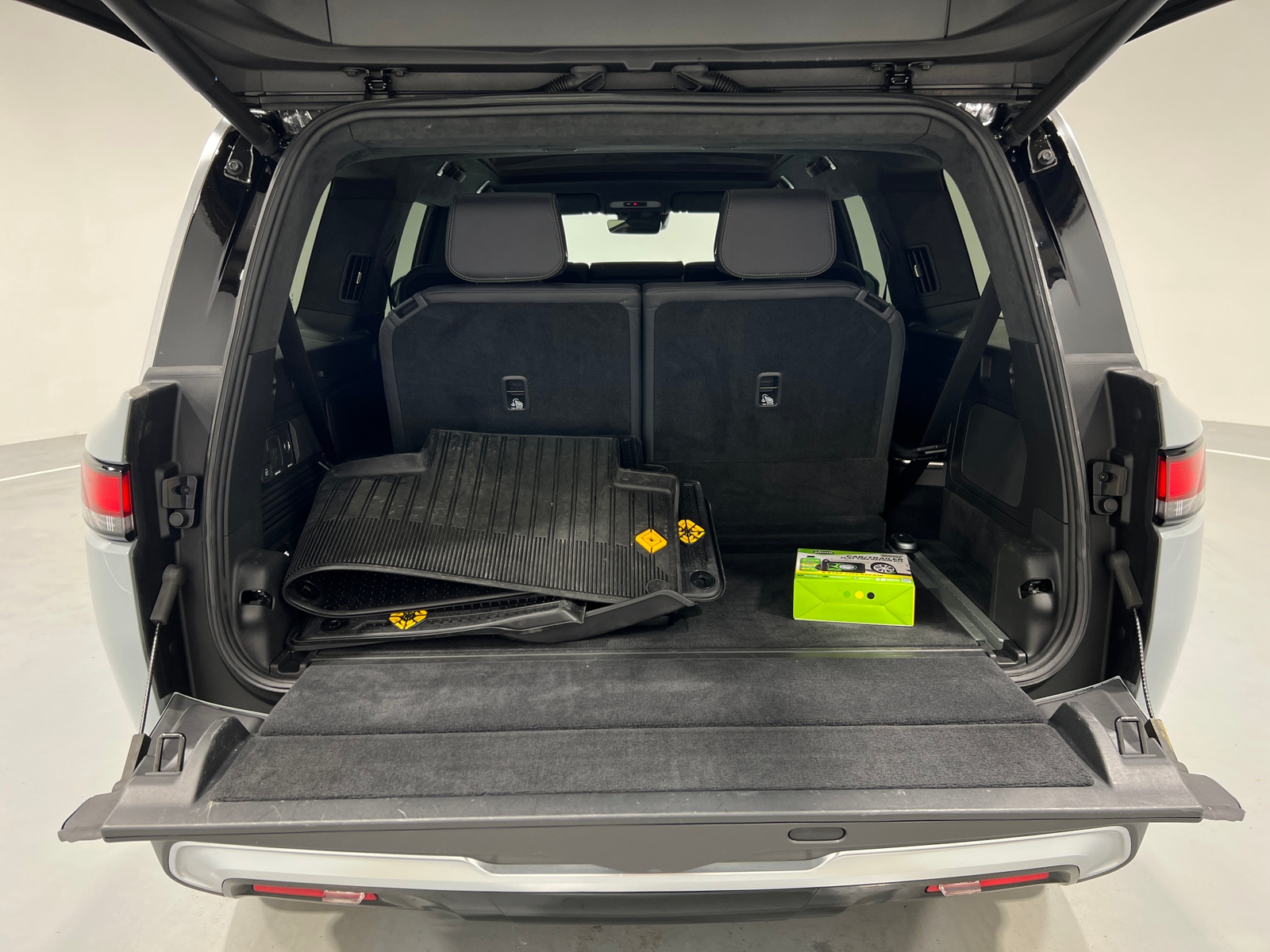 Thumbnail: 2023 Rivian R1S - 6