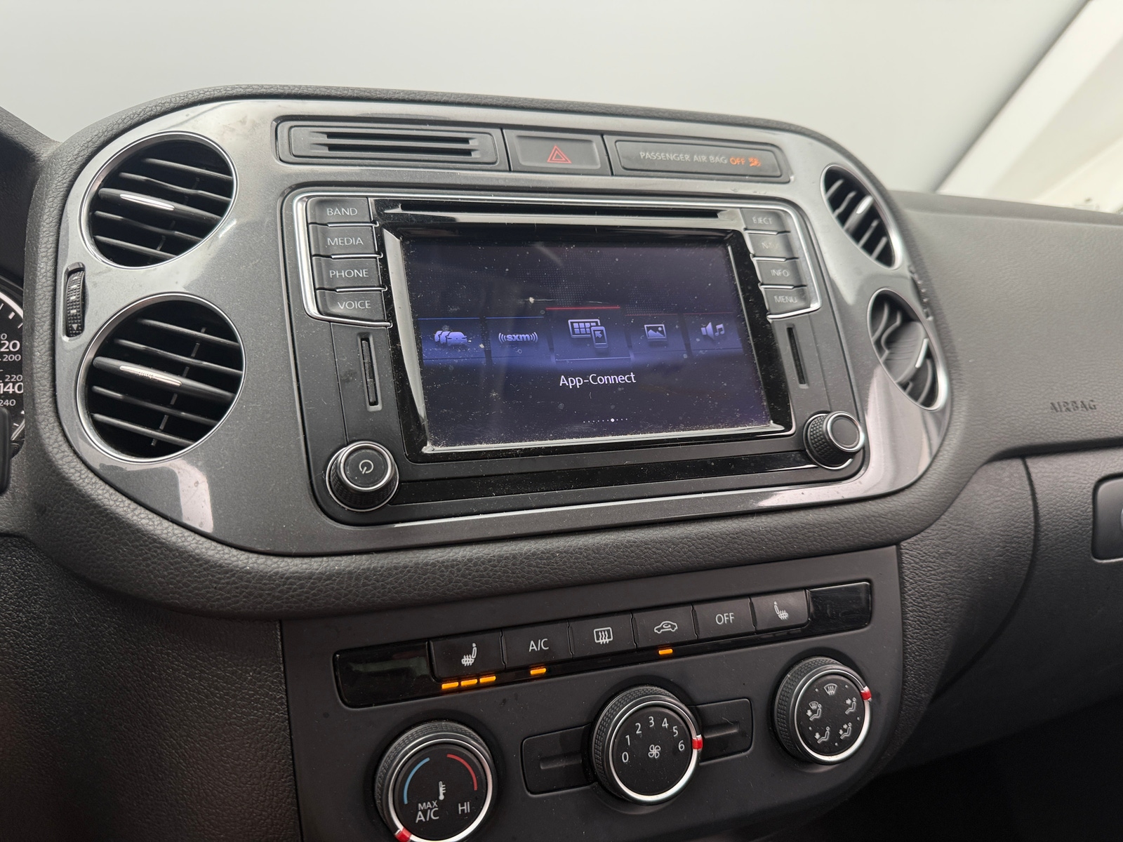 Thumbnail: 2016 Volkswagen Tiguan - 4