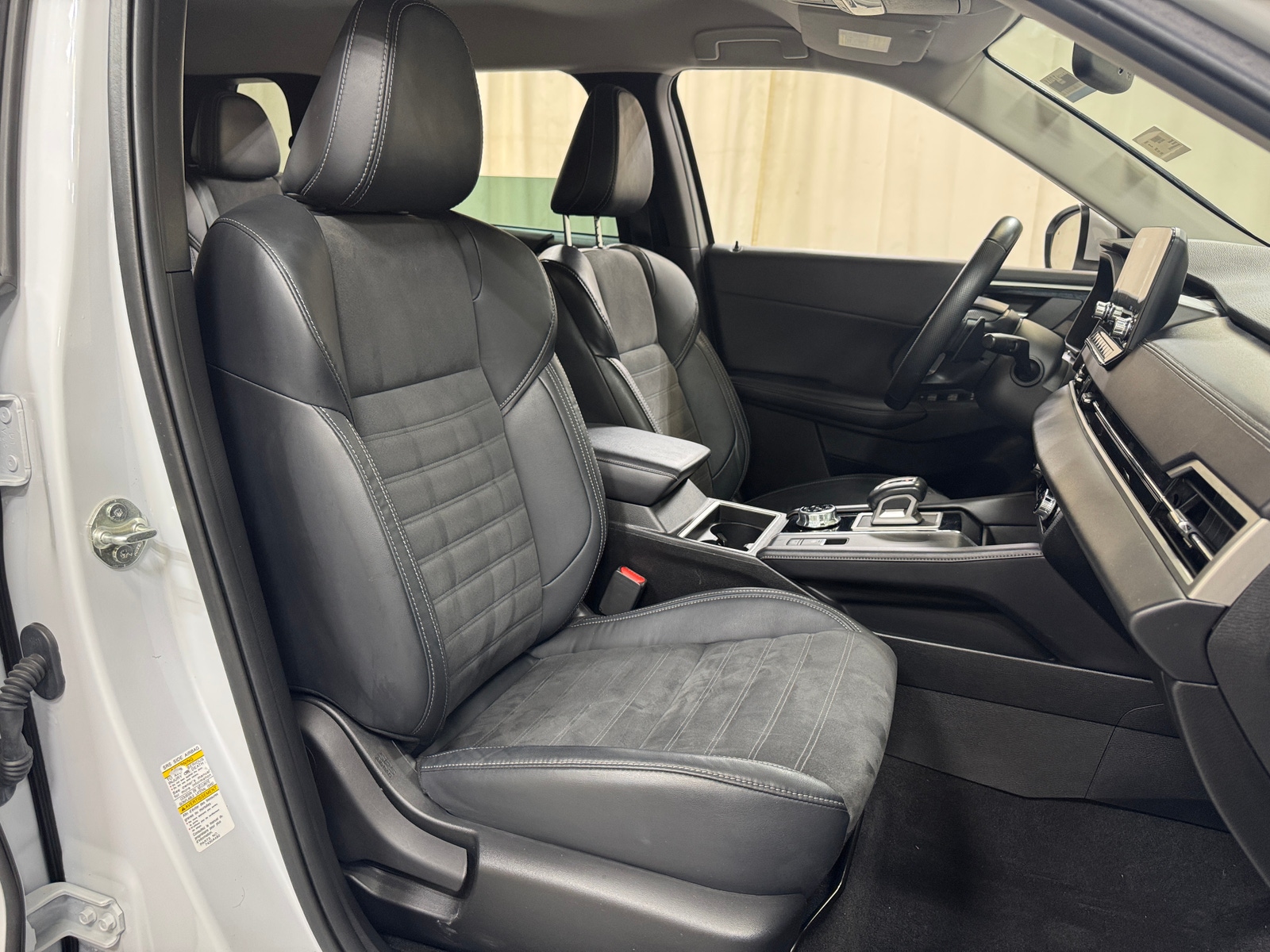 Thumbnail: 2023 Mitsubishi Outlander - 2
