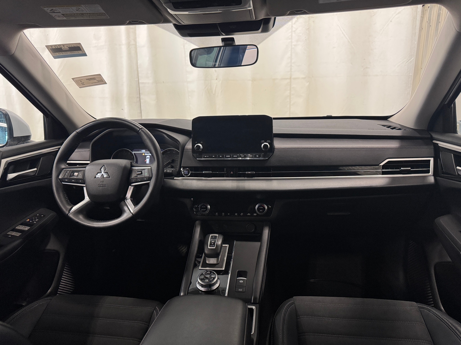 Thumbnail: 2023 Mitsubishi Outlander - 3