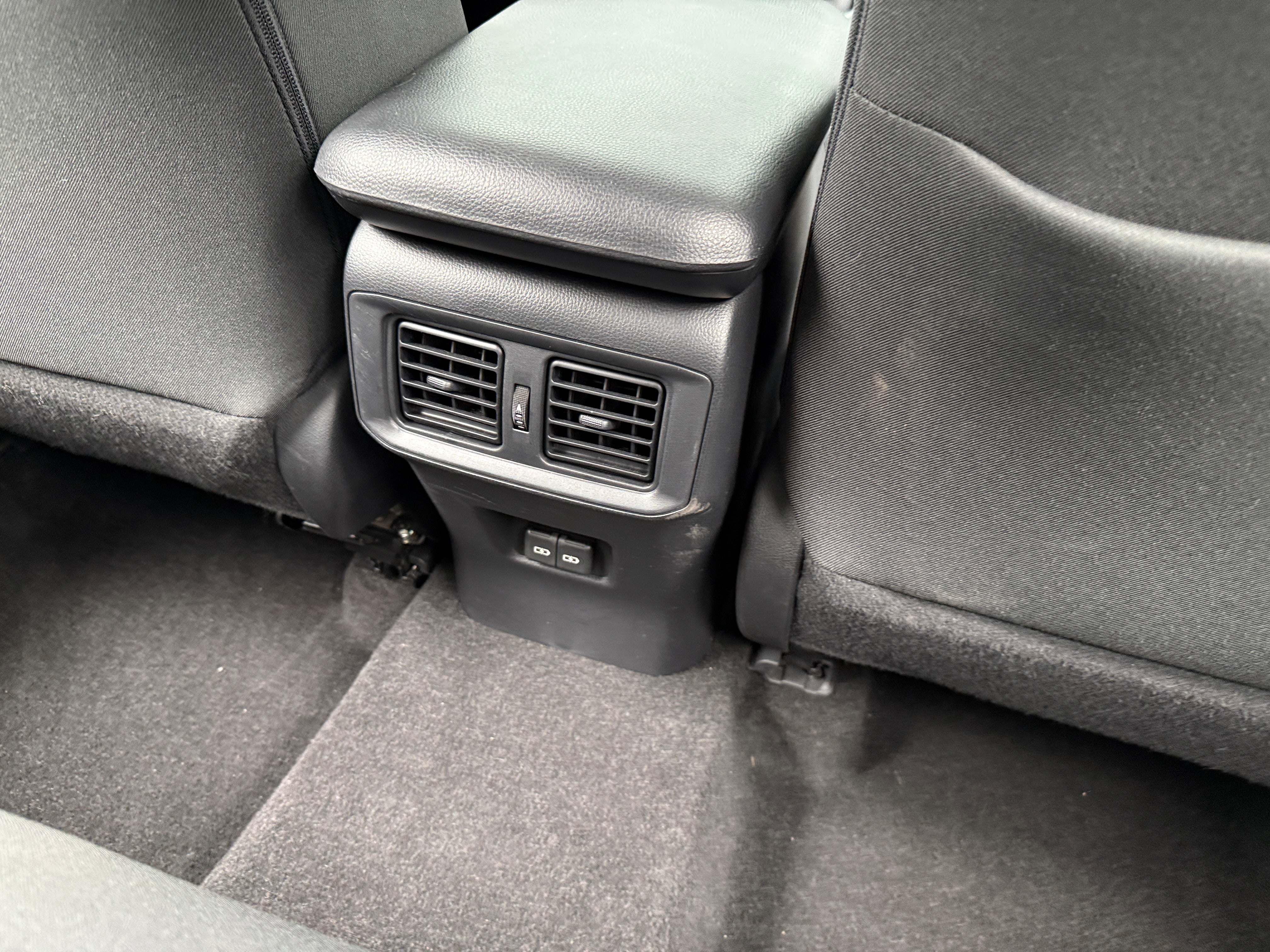 2022 Toyota RAV4 XLE - Photo 5