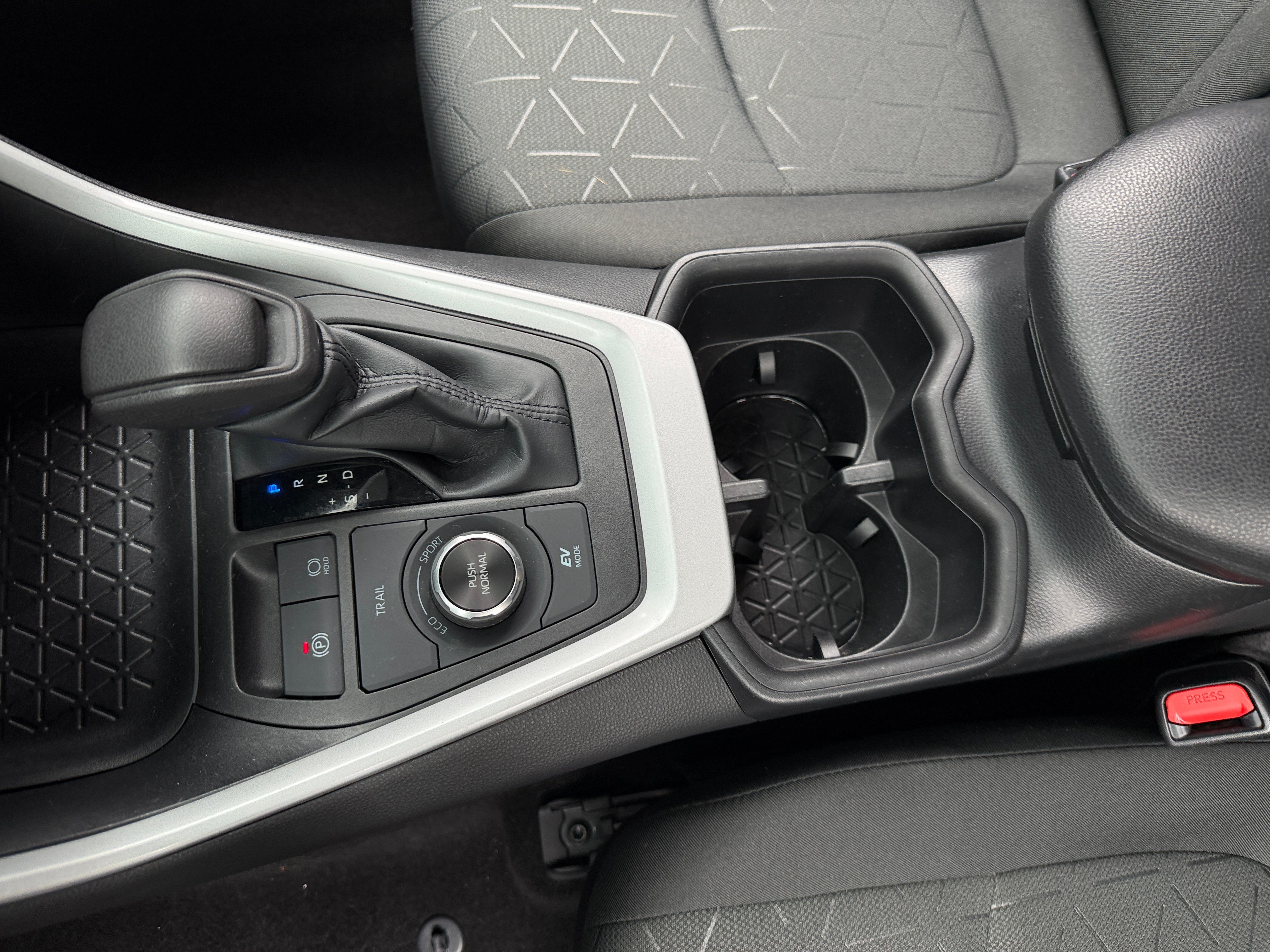 2022 Toyota RAV4 XLE - Photo 9
