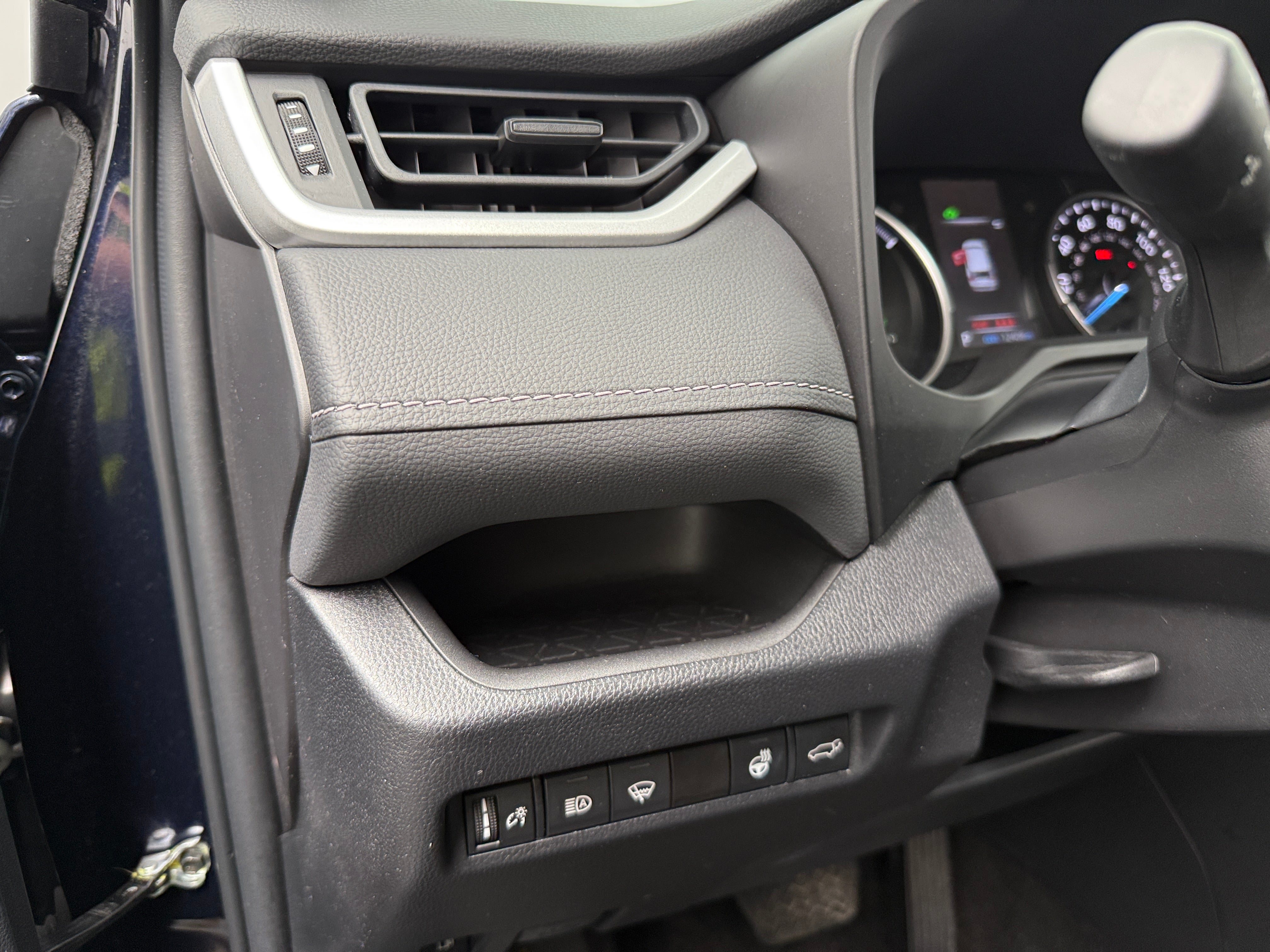 2022 Toyota RAV4 XLE - Photo 10