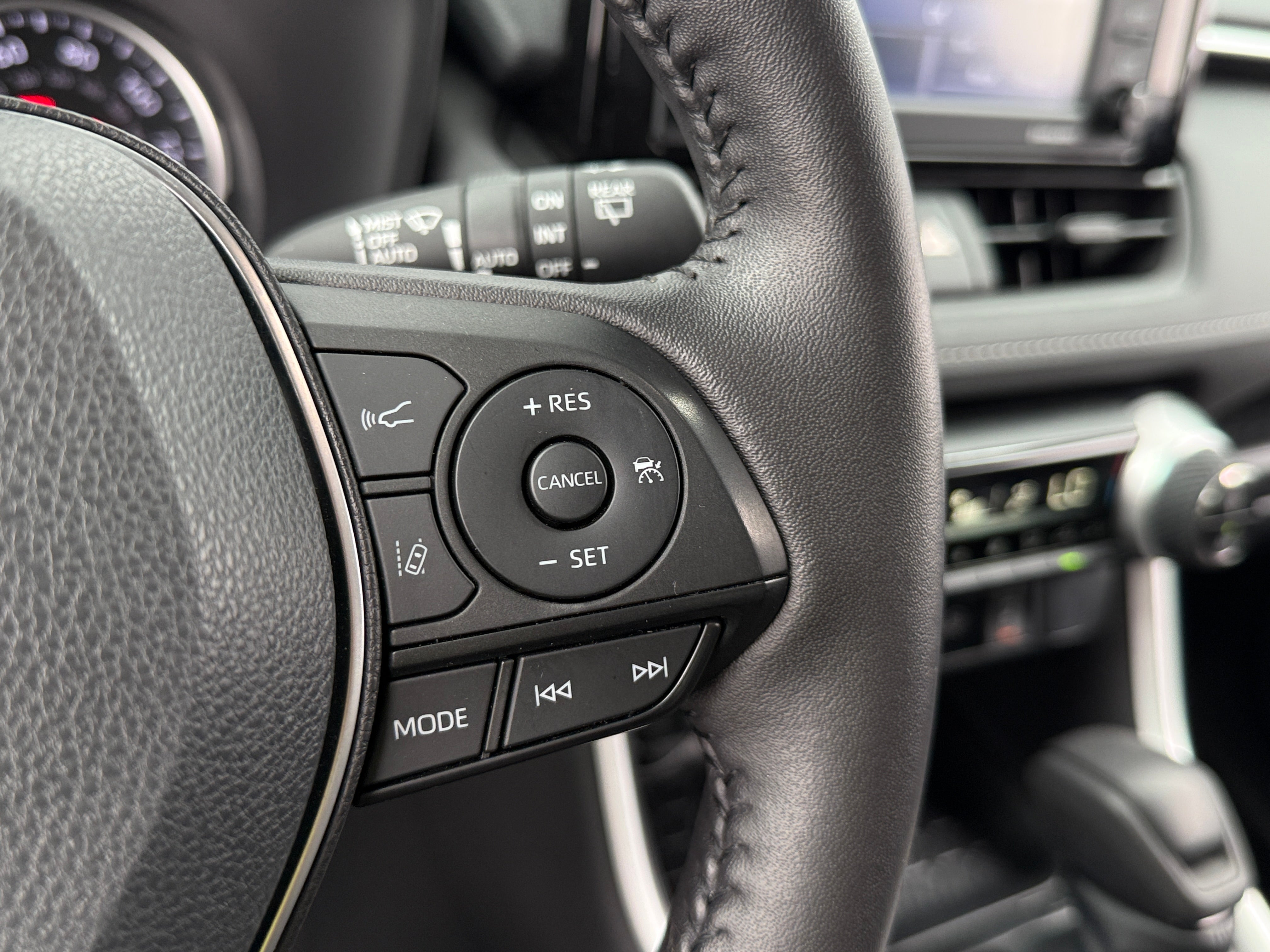 2022 Toyota RAV4 XLE - Photo 13