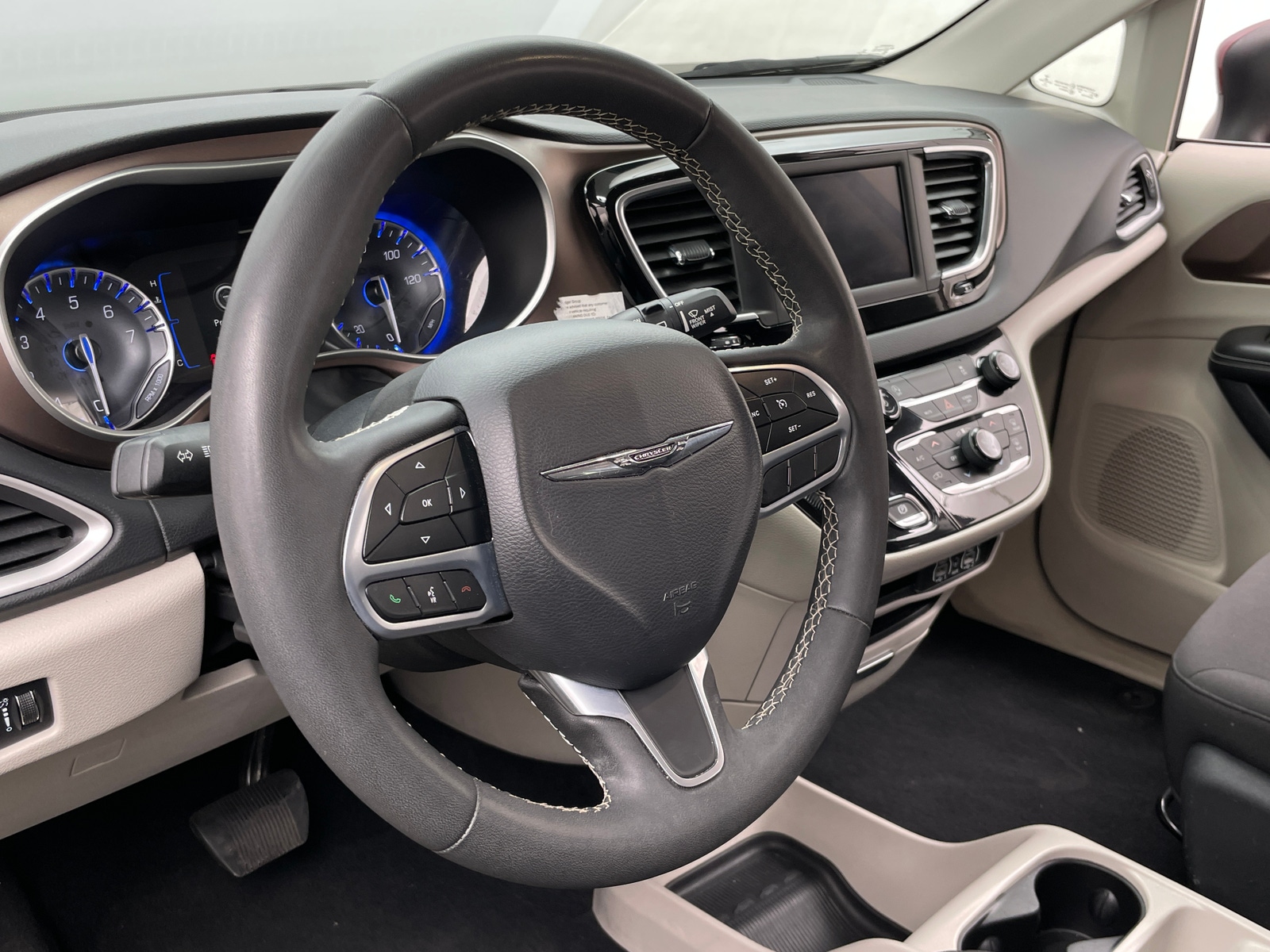 Thumbnail: 2023 Chrysler Voyager - 5