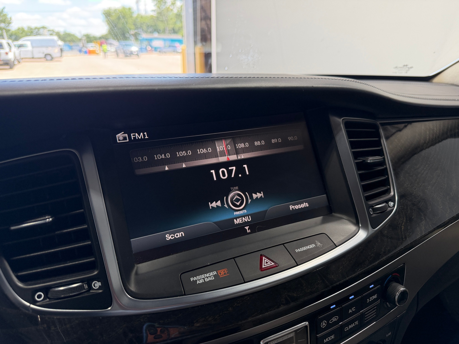 Thumbnail: 2014 Hyundai Equus - 3