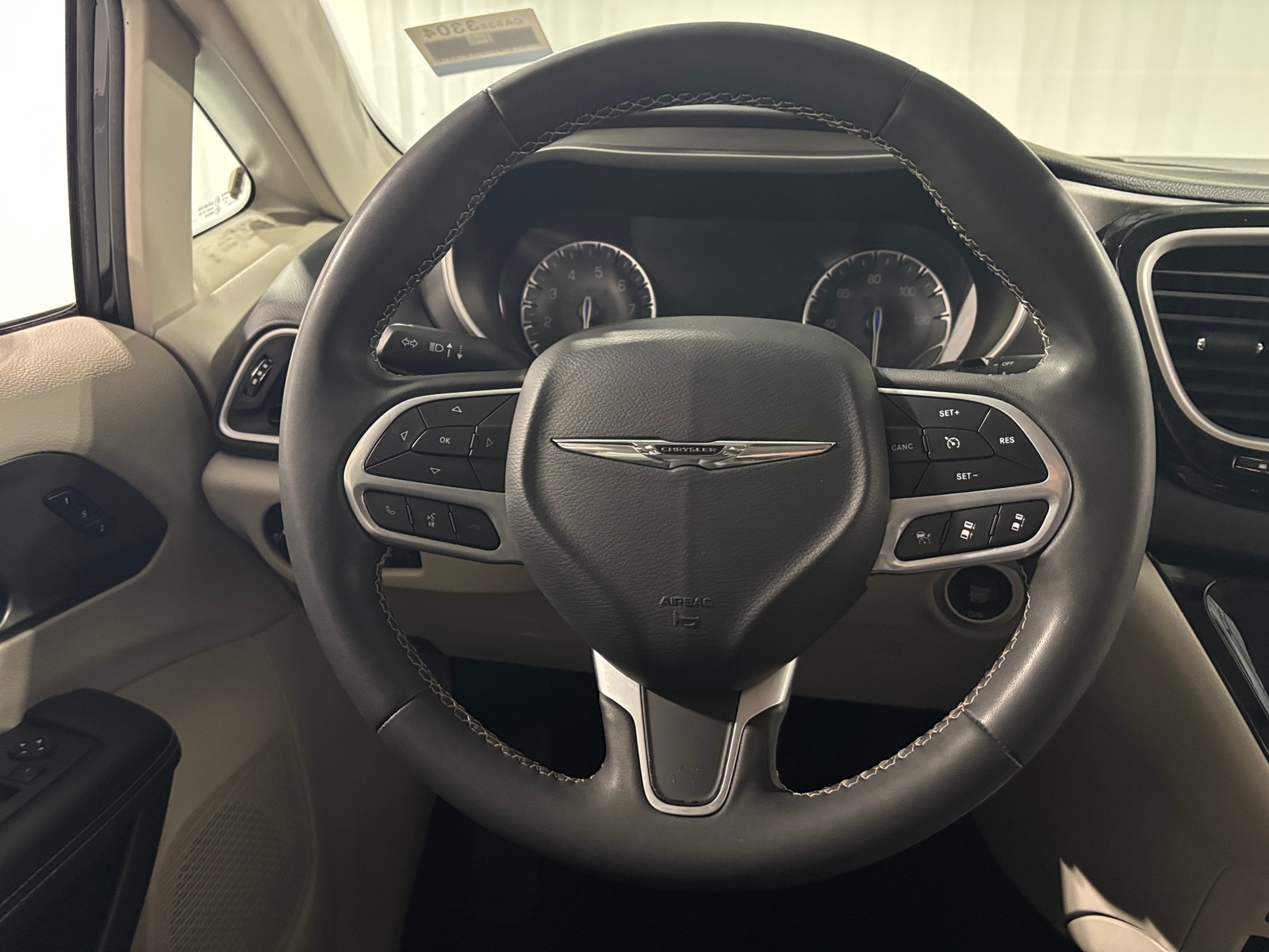 Thumbnail: 2023 Chrysler Pacifica - 4