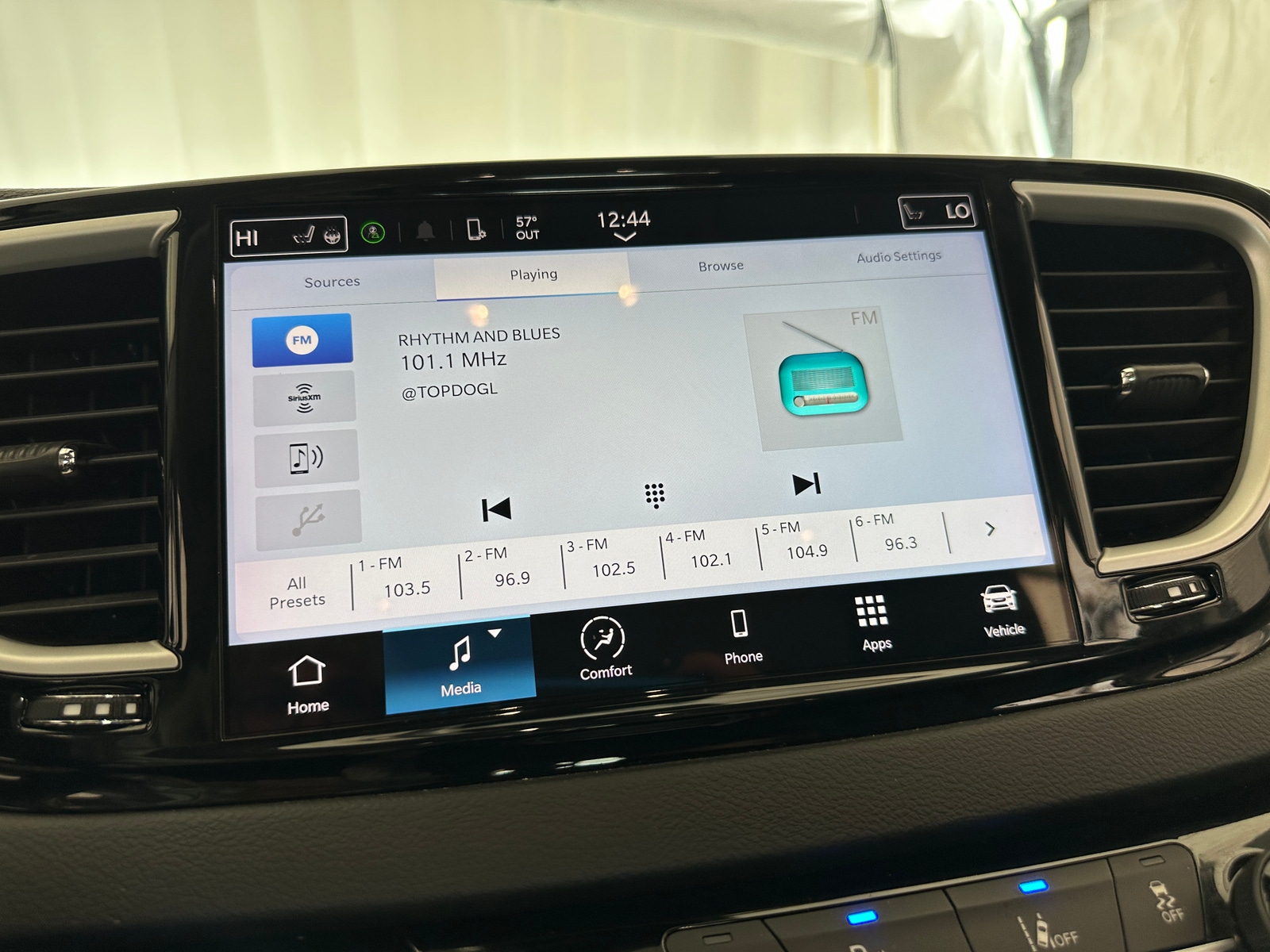 Thumbnail: 2023 Chrysler Pacifica - 3