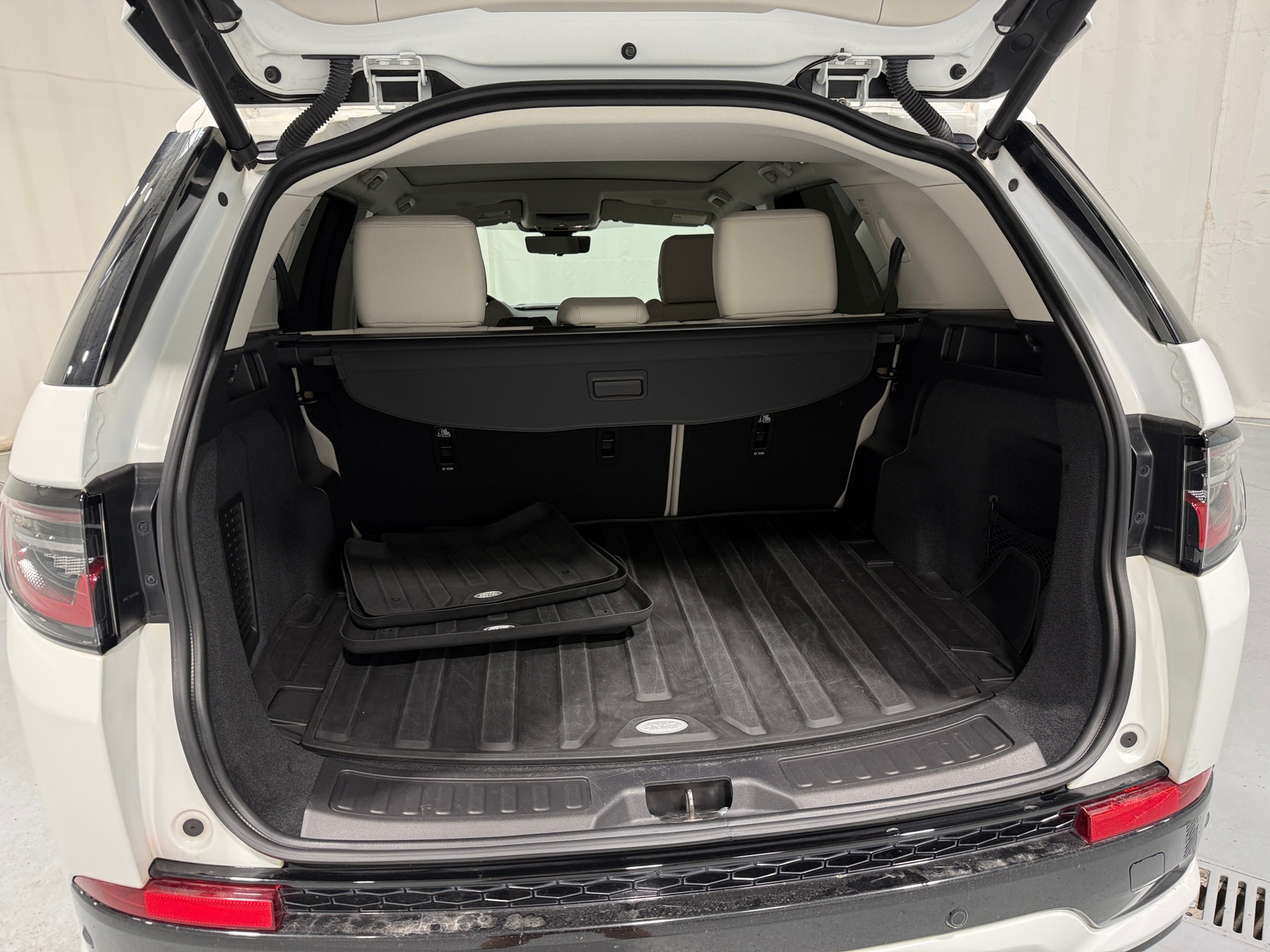 Thumbnail: 2024 Land Rover Discovery Sport - 6