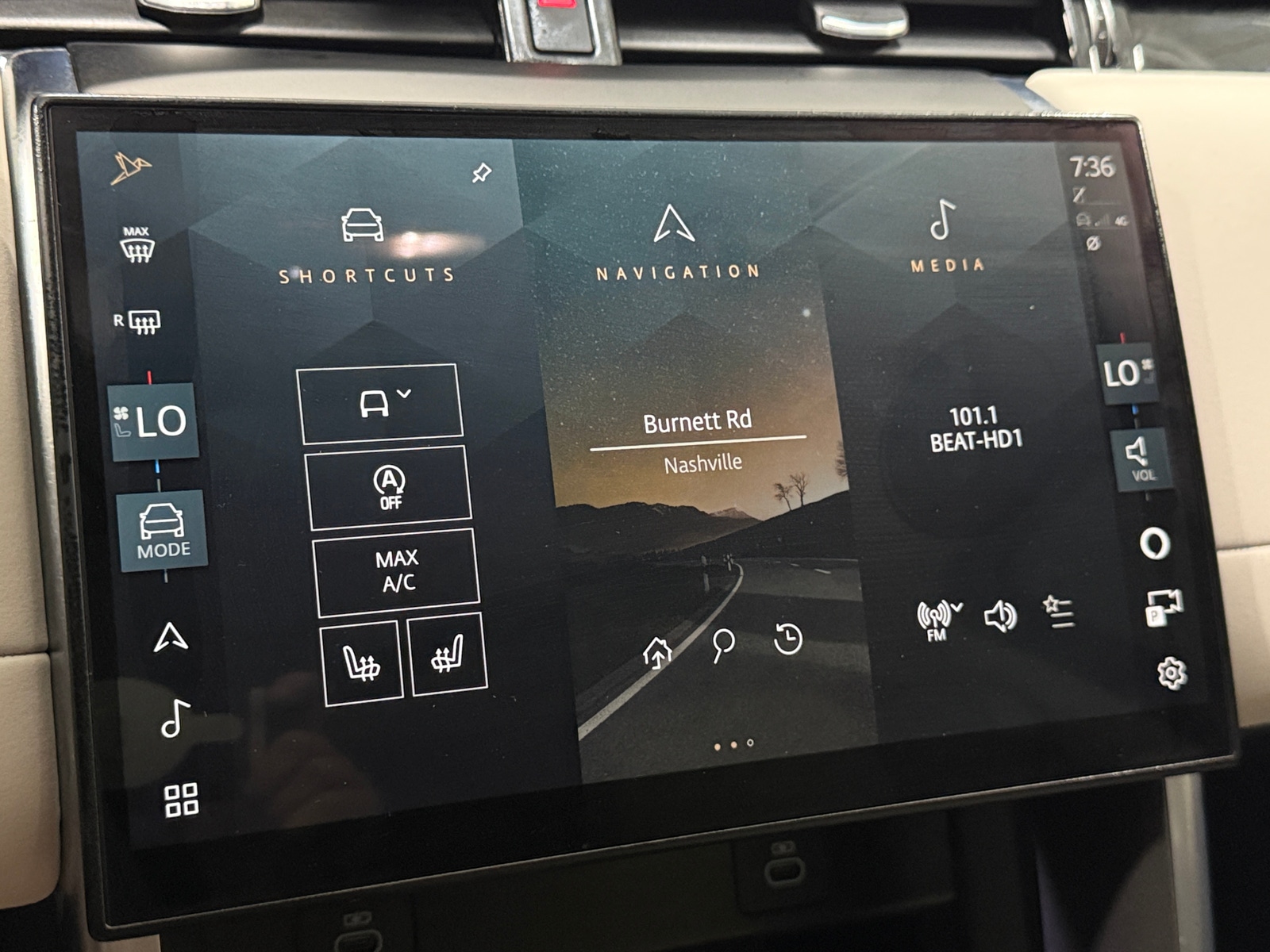 Thumbnail: 2024 Land Rover Discovery Sport - 3