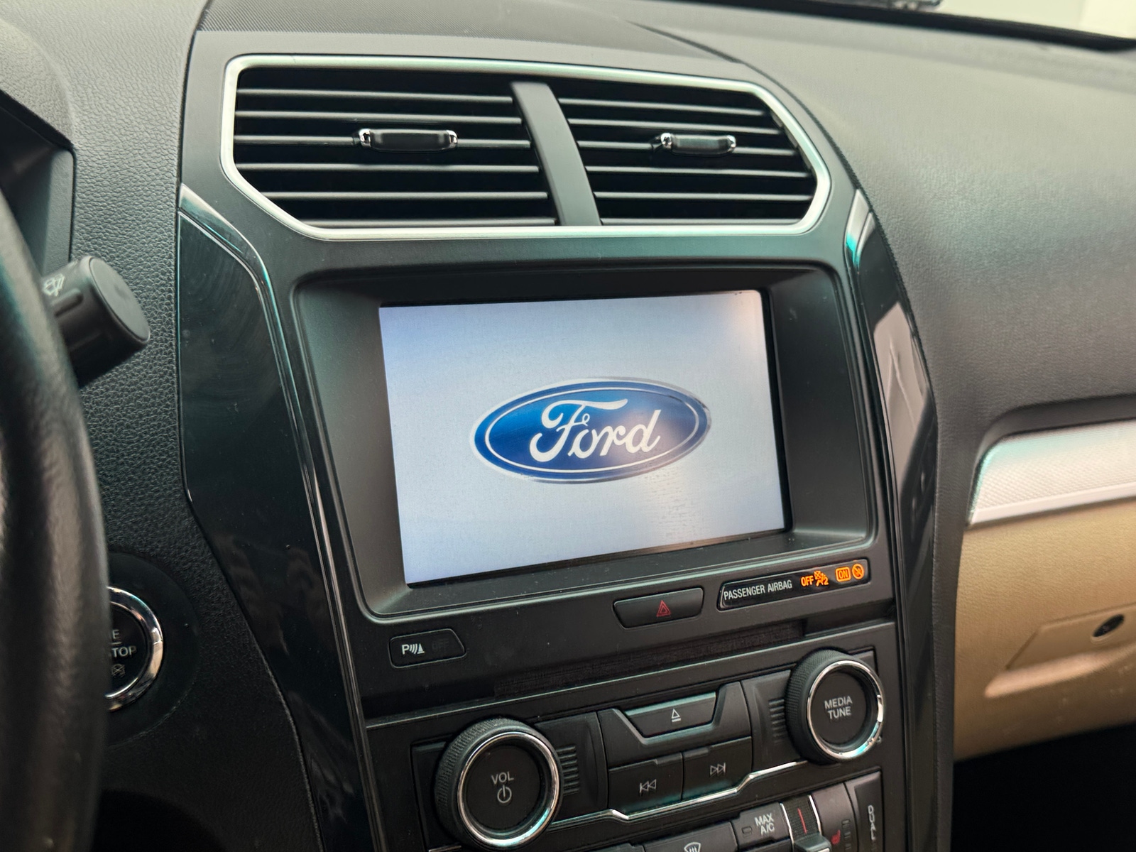 Thumbnail: 2016 Ford Explorer - 4