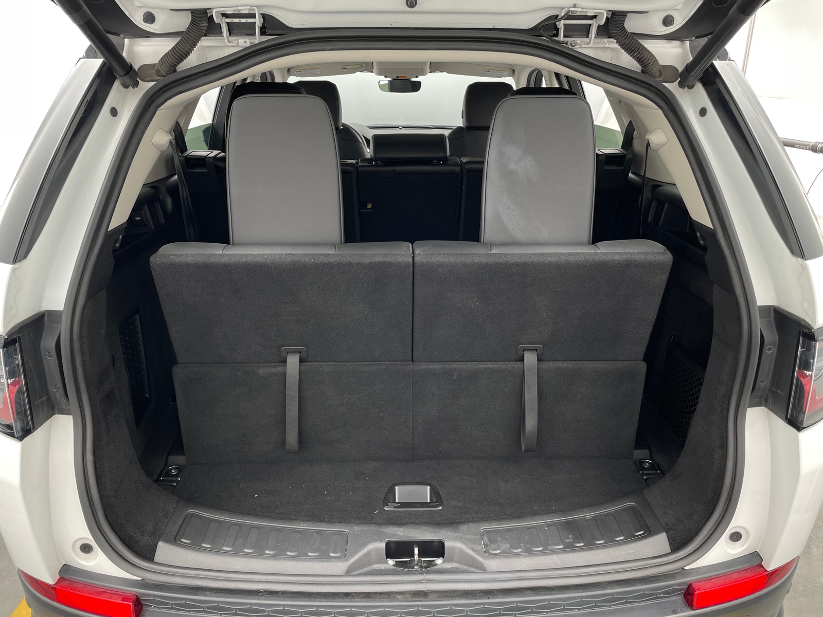 Thumbnail: 2020 Land Rover Discovery Sport - 7