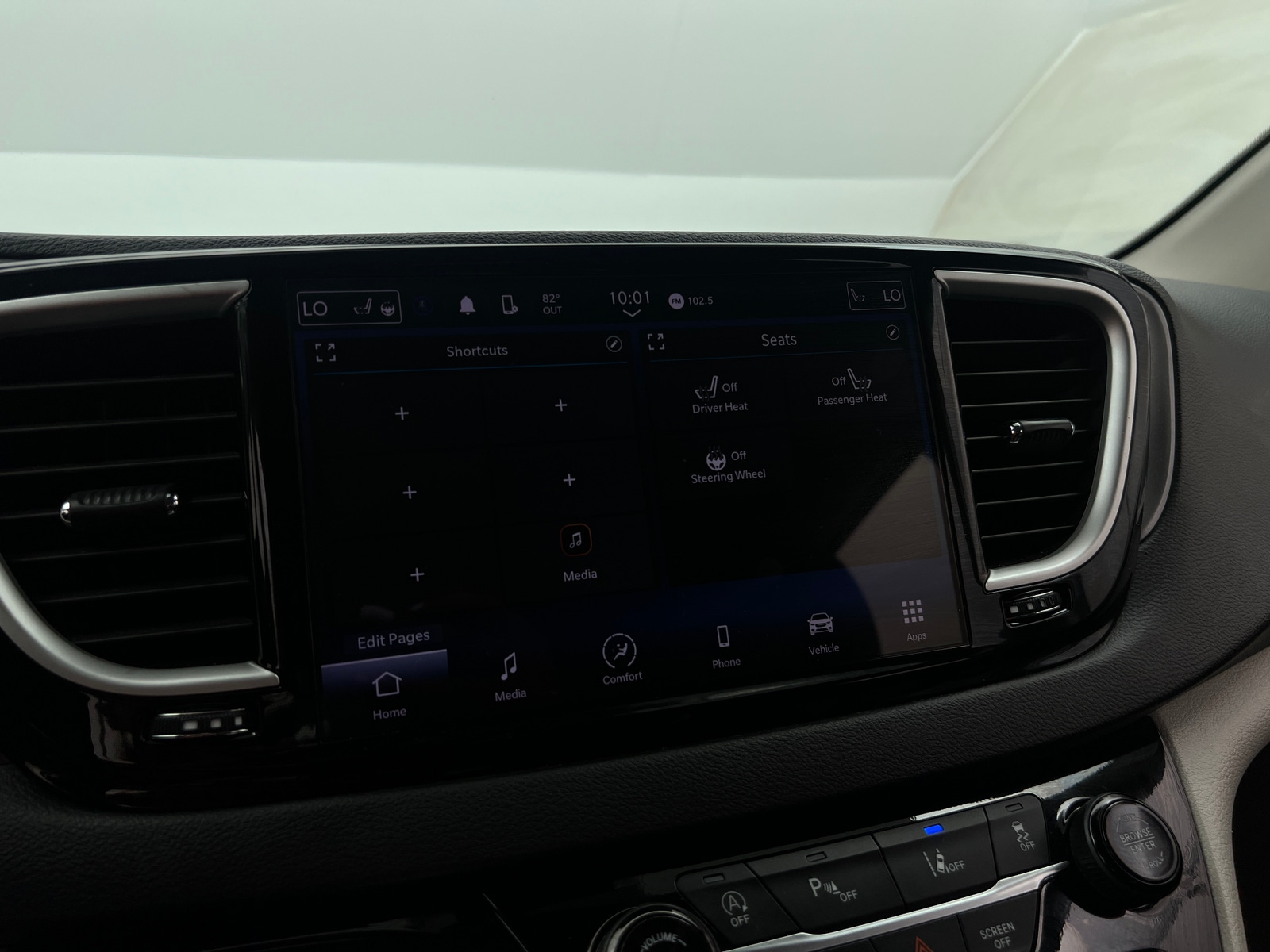 Thumbnail: 2024 Chrysler Pacifica - 3