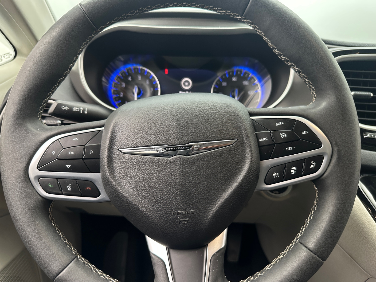 Thumbnail: 2023 Chrysler Pacifica - 4
