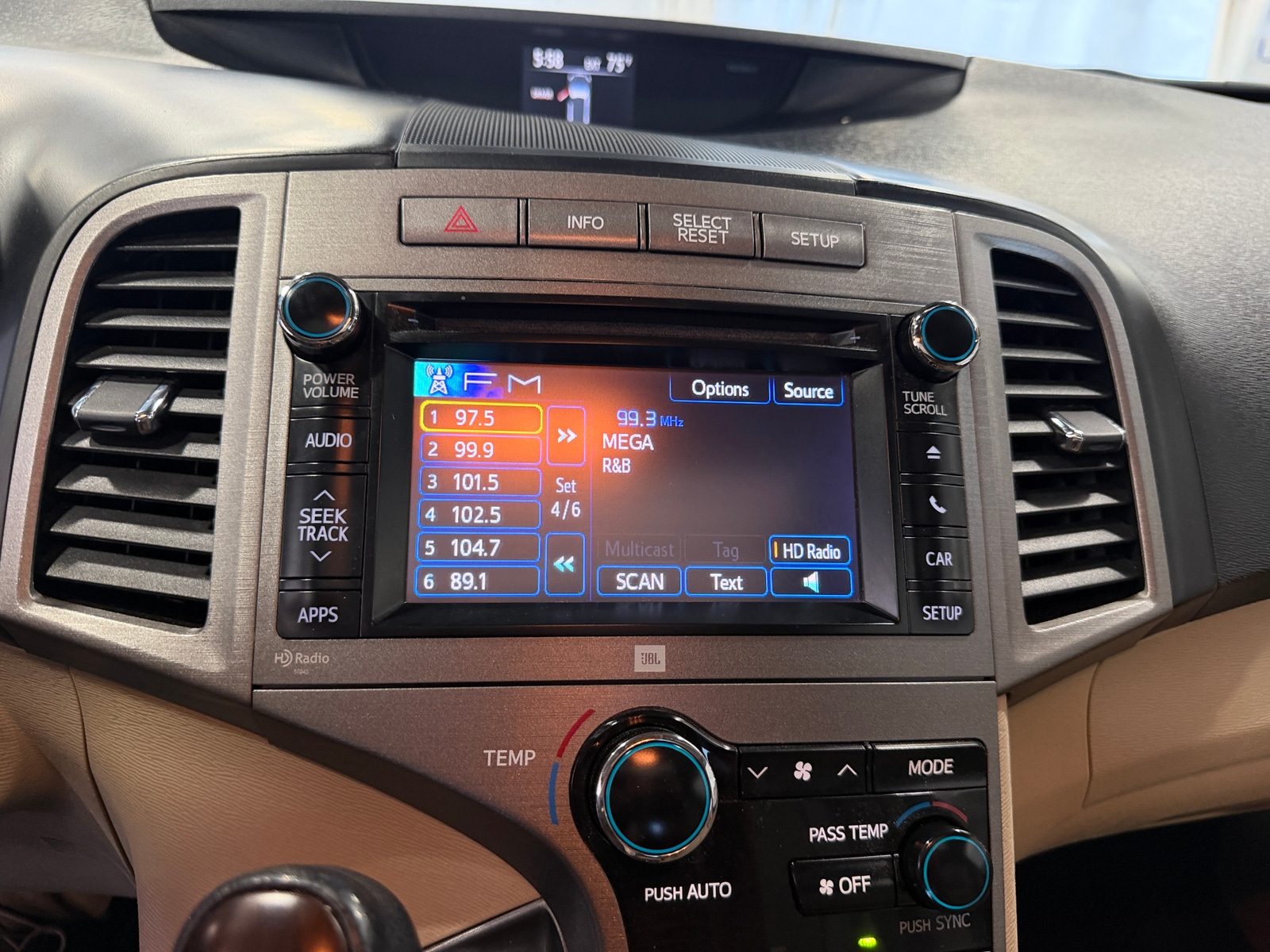 Thumbnail: 2014 Toyota Venza - 3