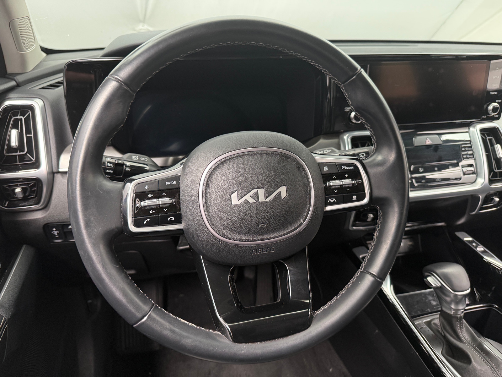 Thumbnail: 2023 Kia Sorento - 4