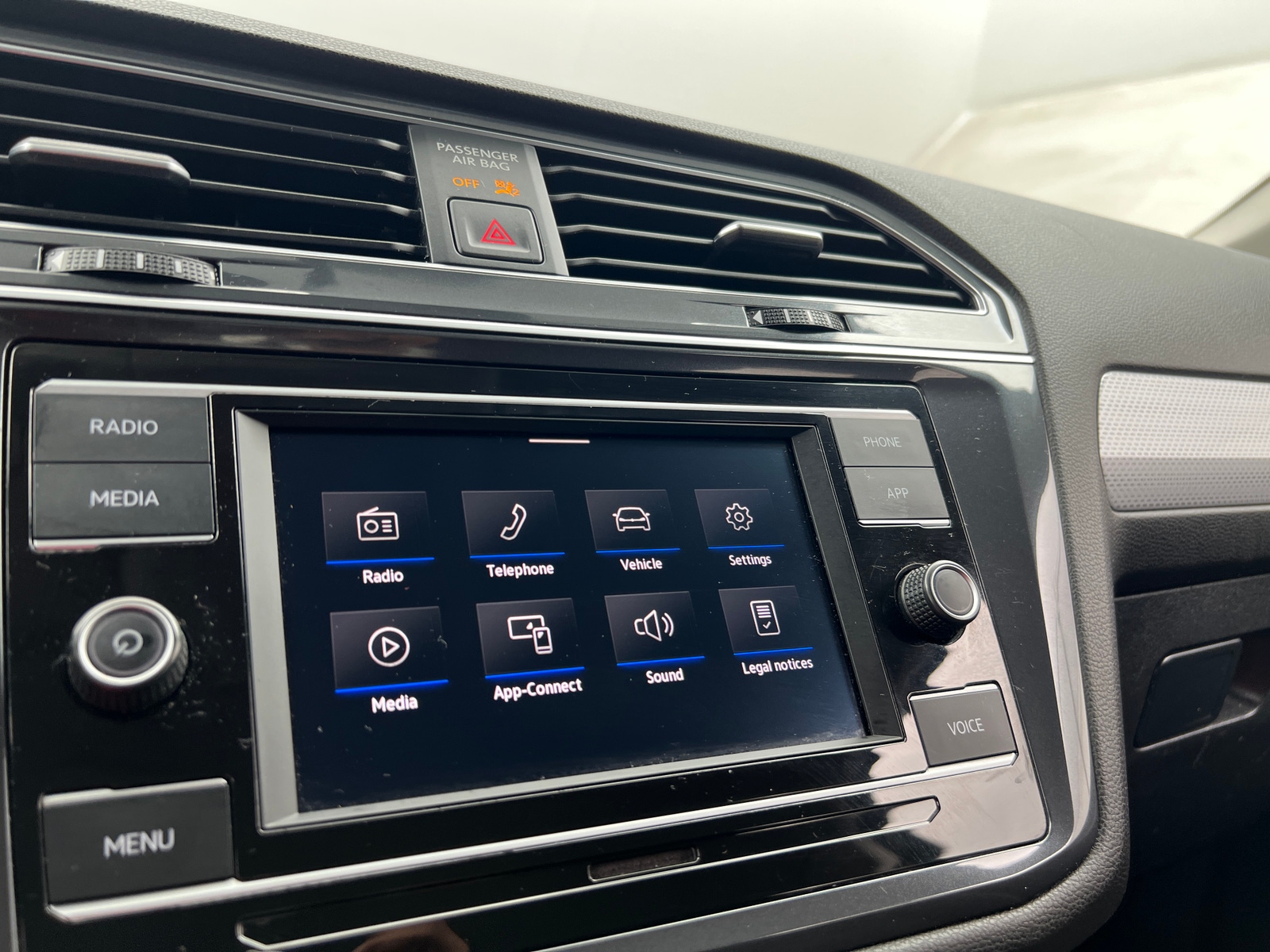 Thumbnail: 2022 Volkswagen Tiguan - 4