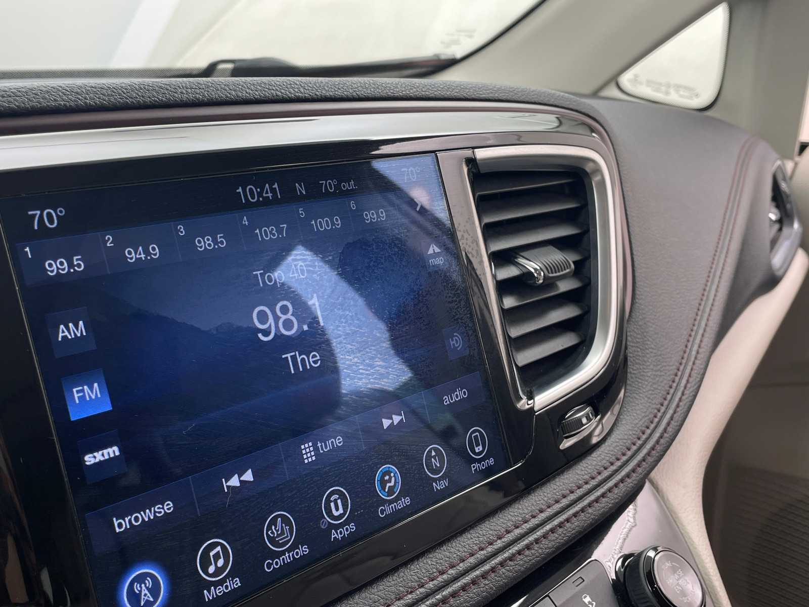 Thumbnail: 2017 Chrysler Pacifica - 3