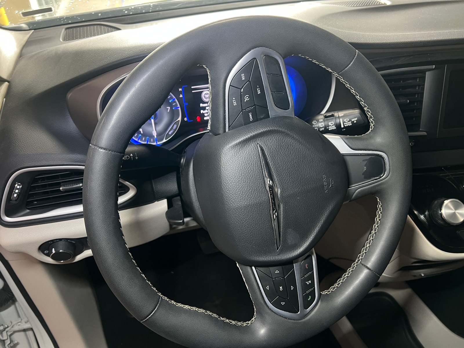 Thumbnail: 2023 Chrysler Voyager - 5
