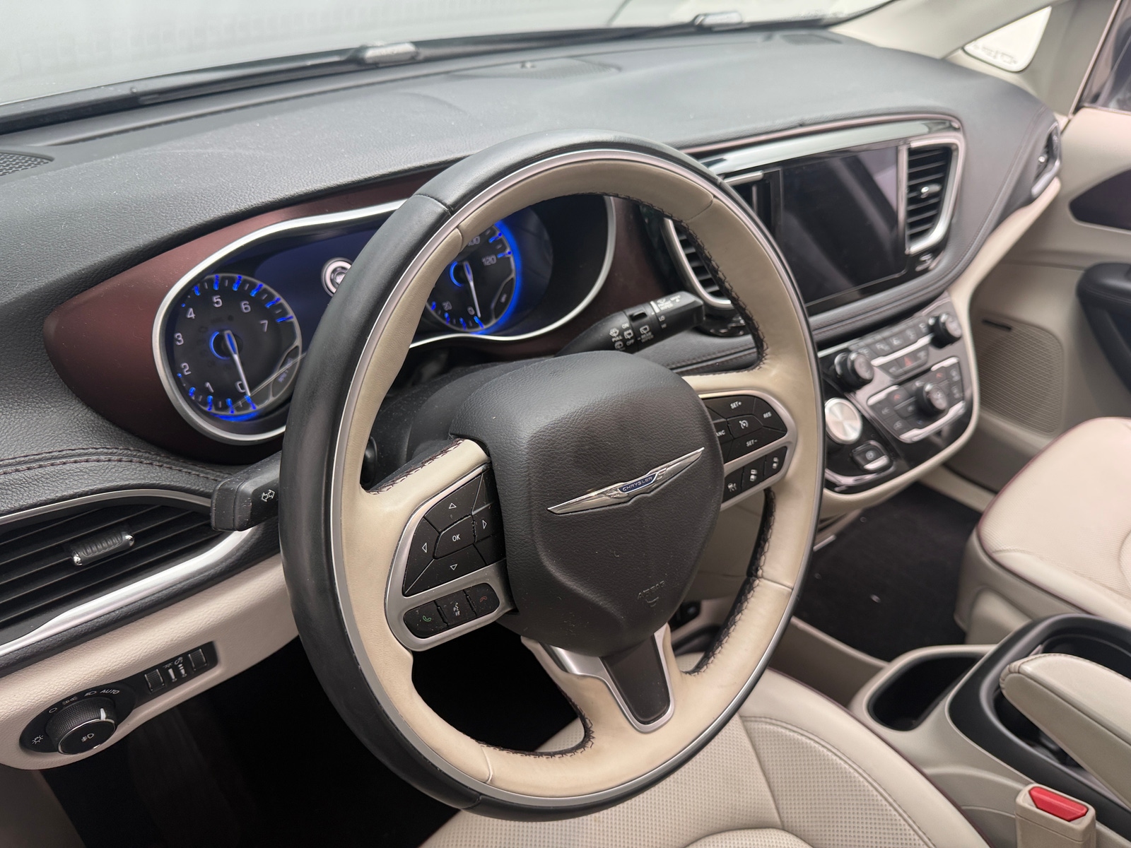 Thumbnail: 2018 Chrysler Pacifica - 4