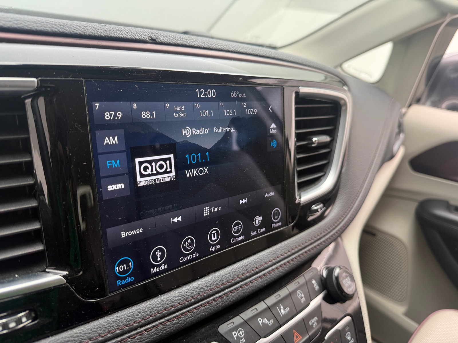 Thumbnail: 2018 Chrysler Pacifica - 3