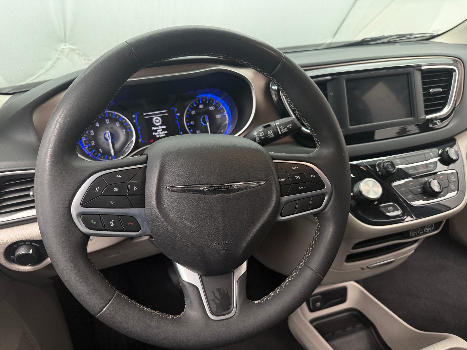 Thumbnail: 2023 Chrysler Voyager - 5