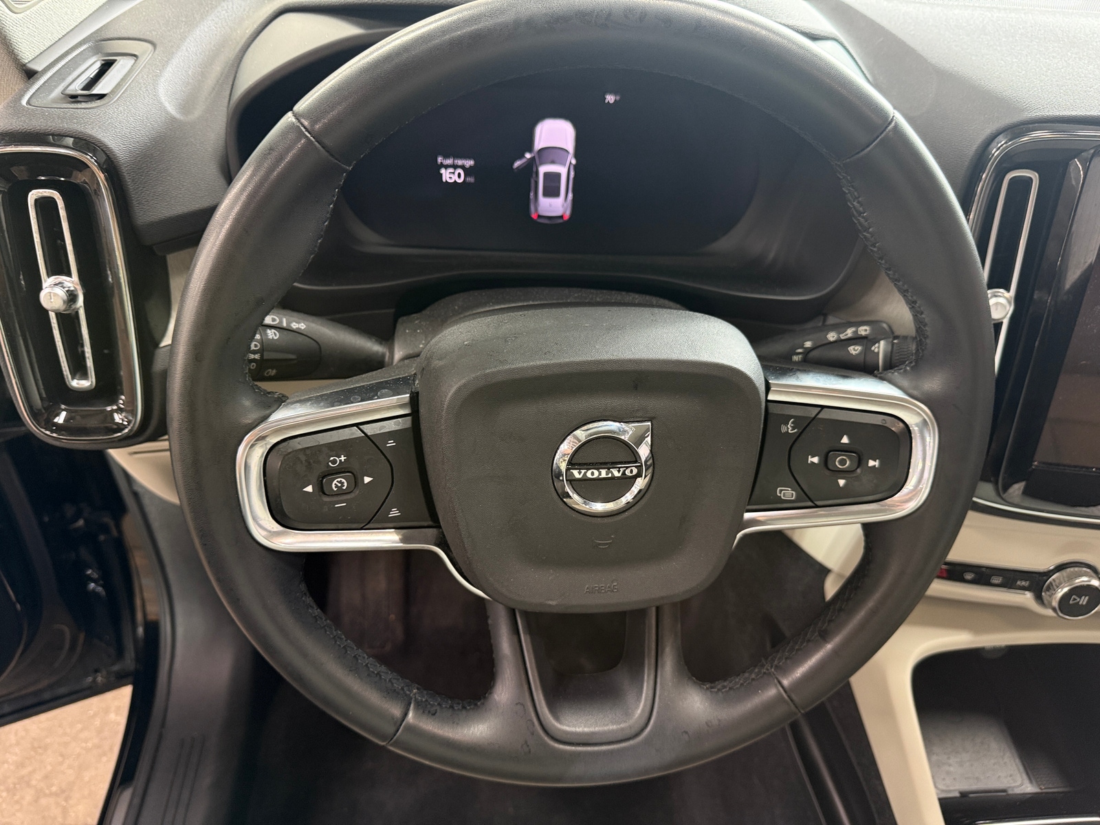Thumbnail: 2024 Volvo XC40 - 4