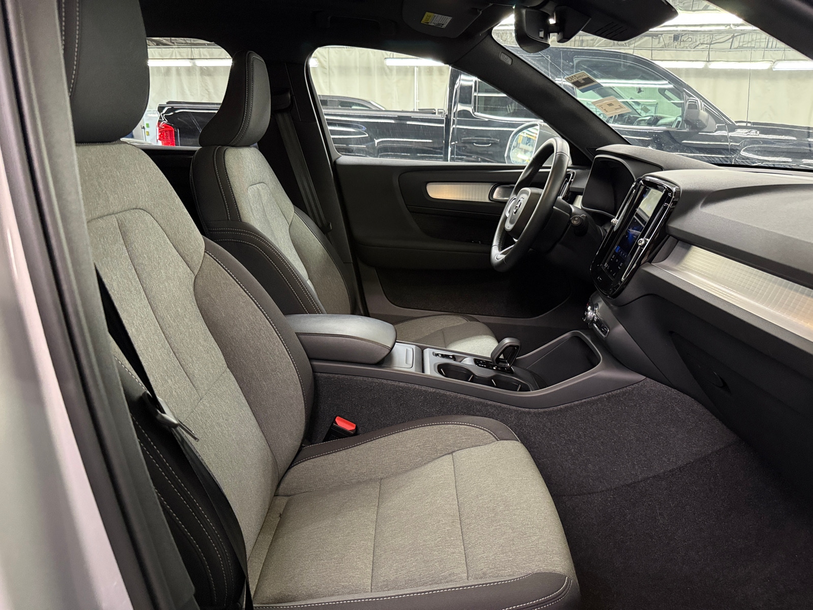 Thumbnail: 2025 Volvo XC40 - 2