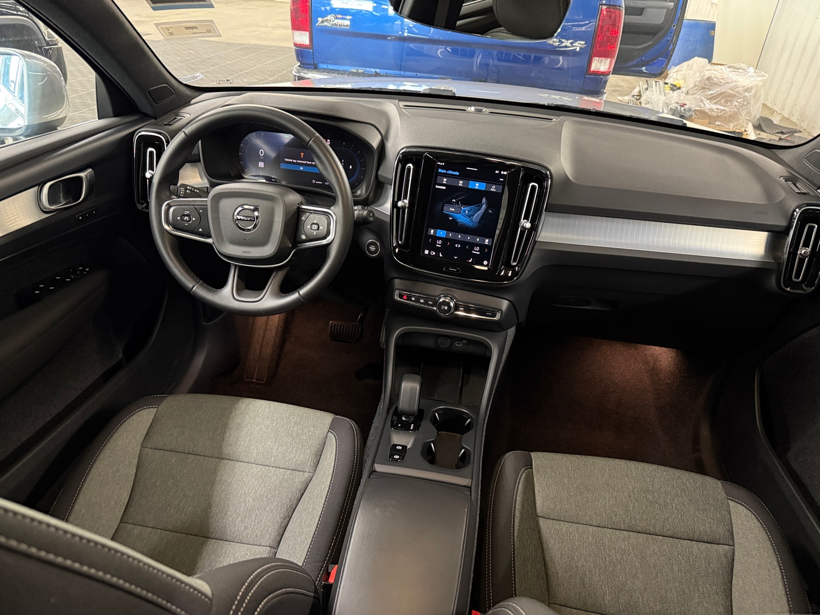 Thumbnail: 2025 Volvo XC40 - 3
