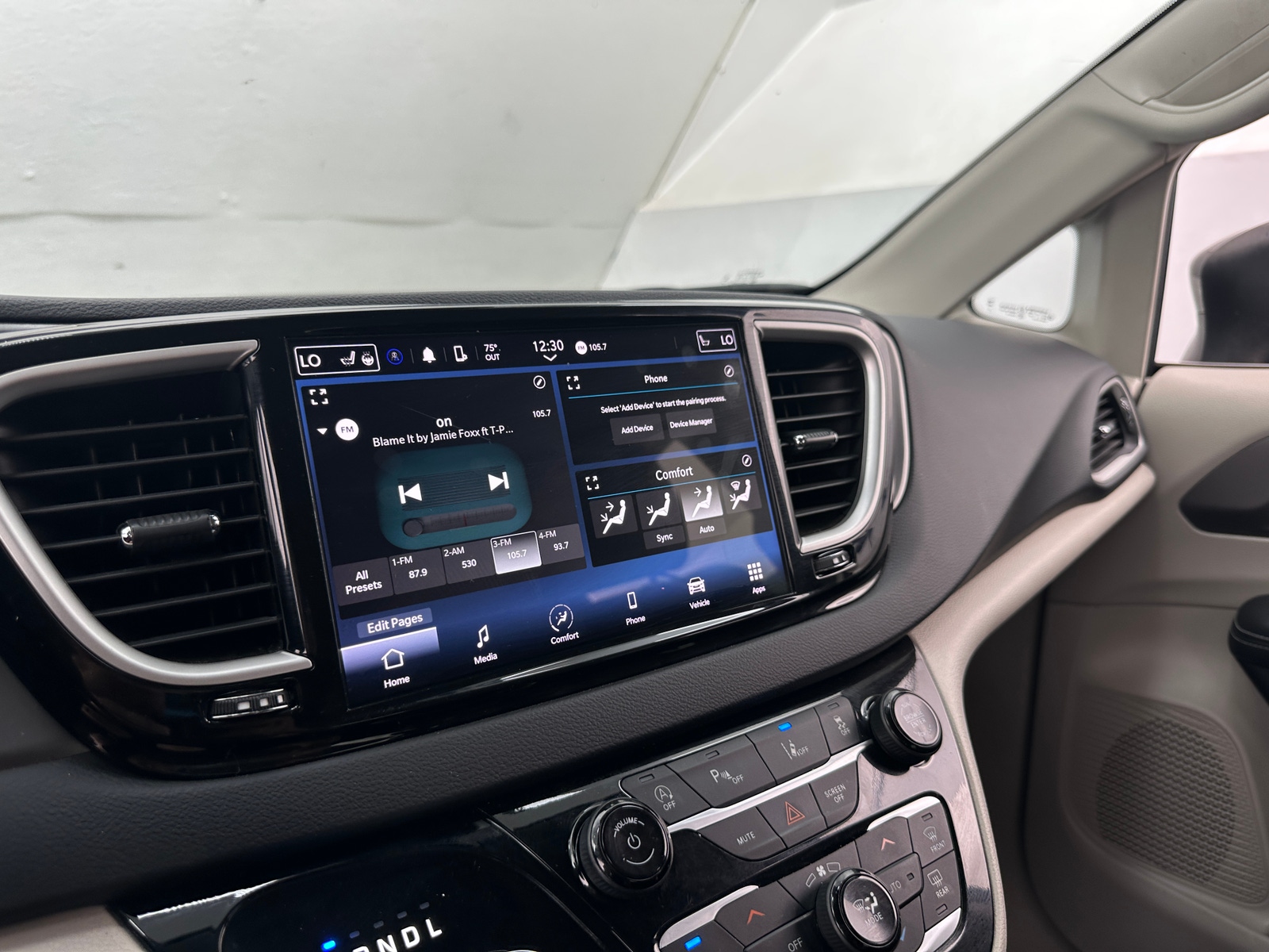 Thumbnail: 2023 Chrysler Pacifica - 3