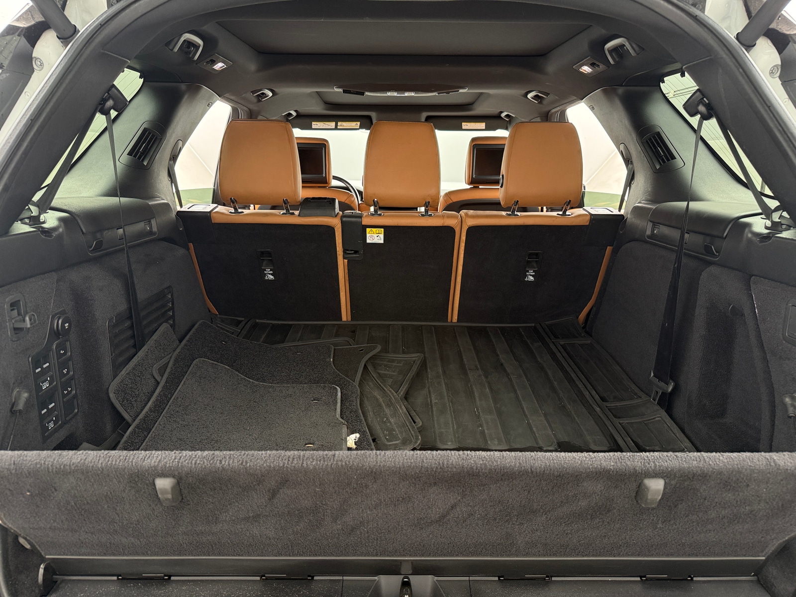 Thumbnail: 2020 Land Rover Discovery - 6