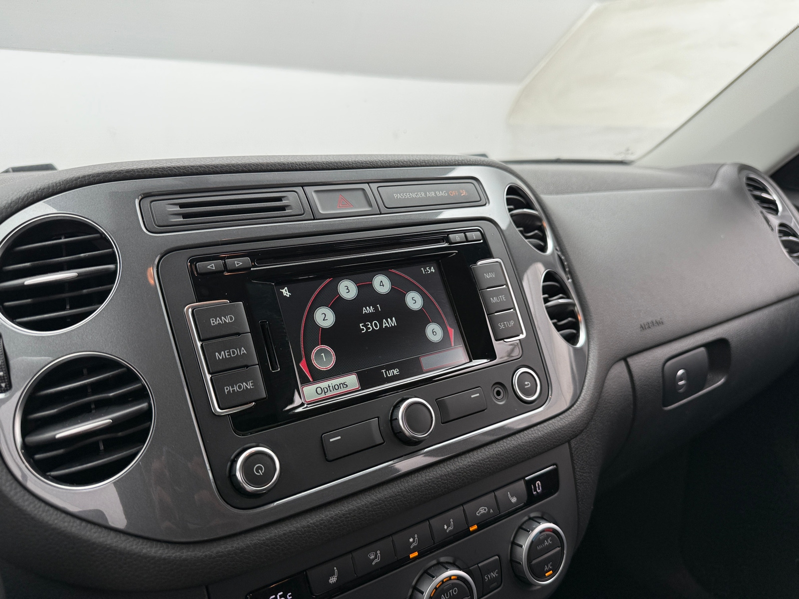 Thumbnail: 2015 Volkswagen Tiguan - 4