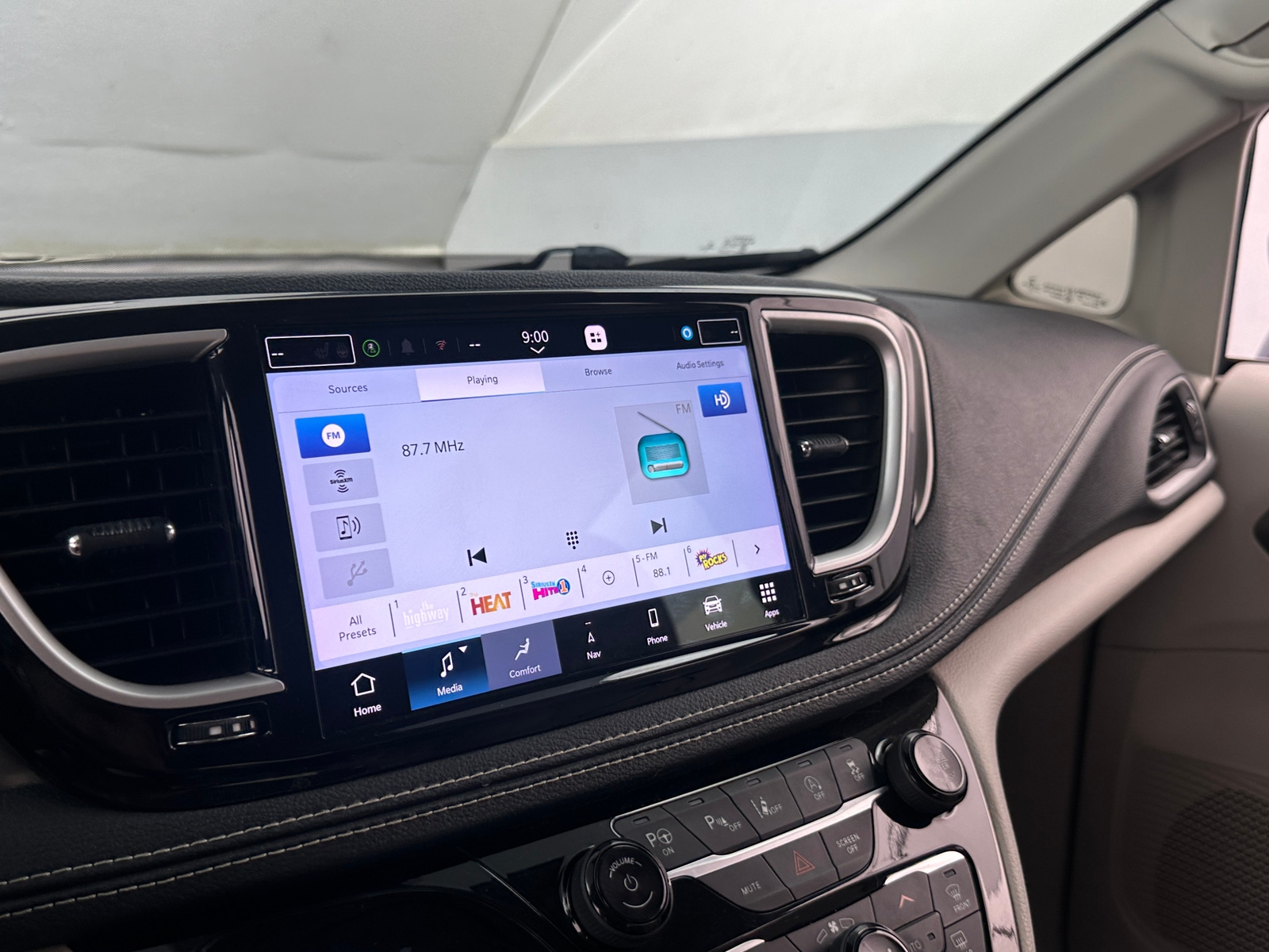 Thumbnail: 2021 Chrysler Pacifica - 3