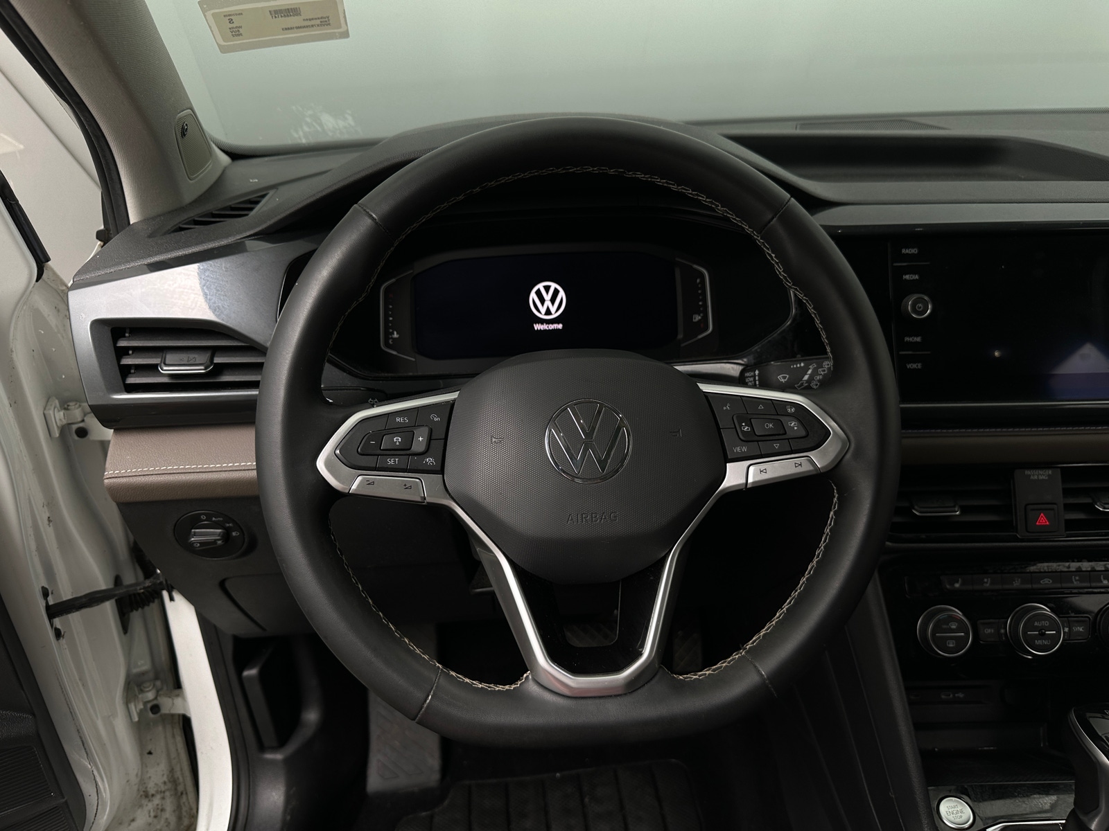 Thumbnail: 2022 Volkswagen Taos - 4