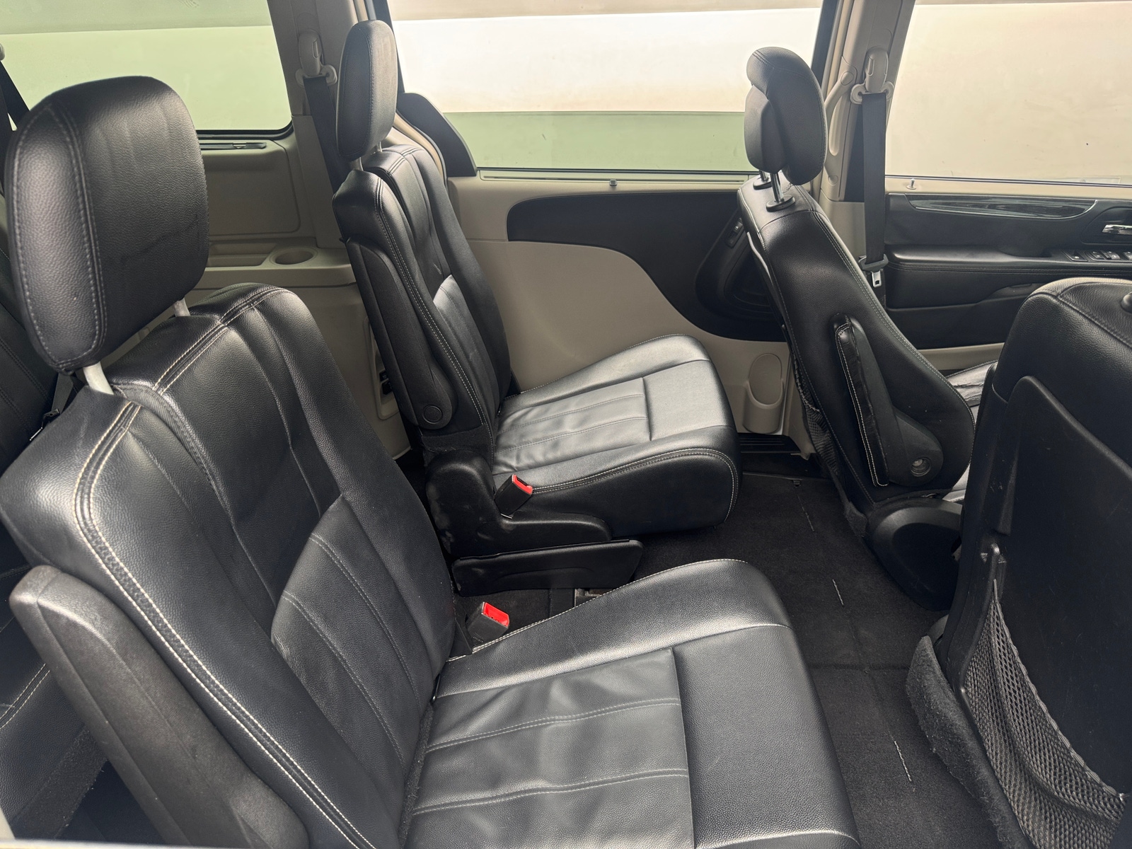 Thumbnail: 2016 Chrysler Town & Country - 5
