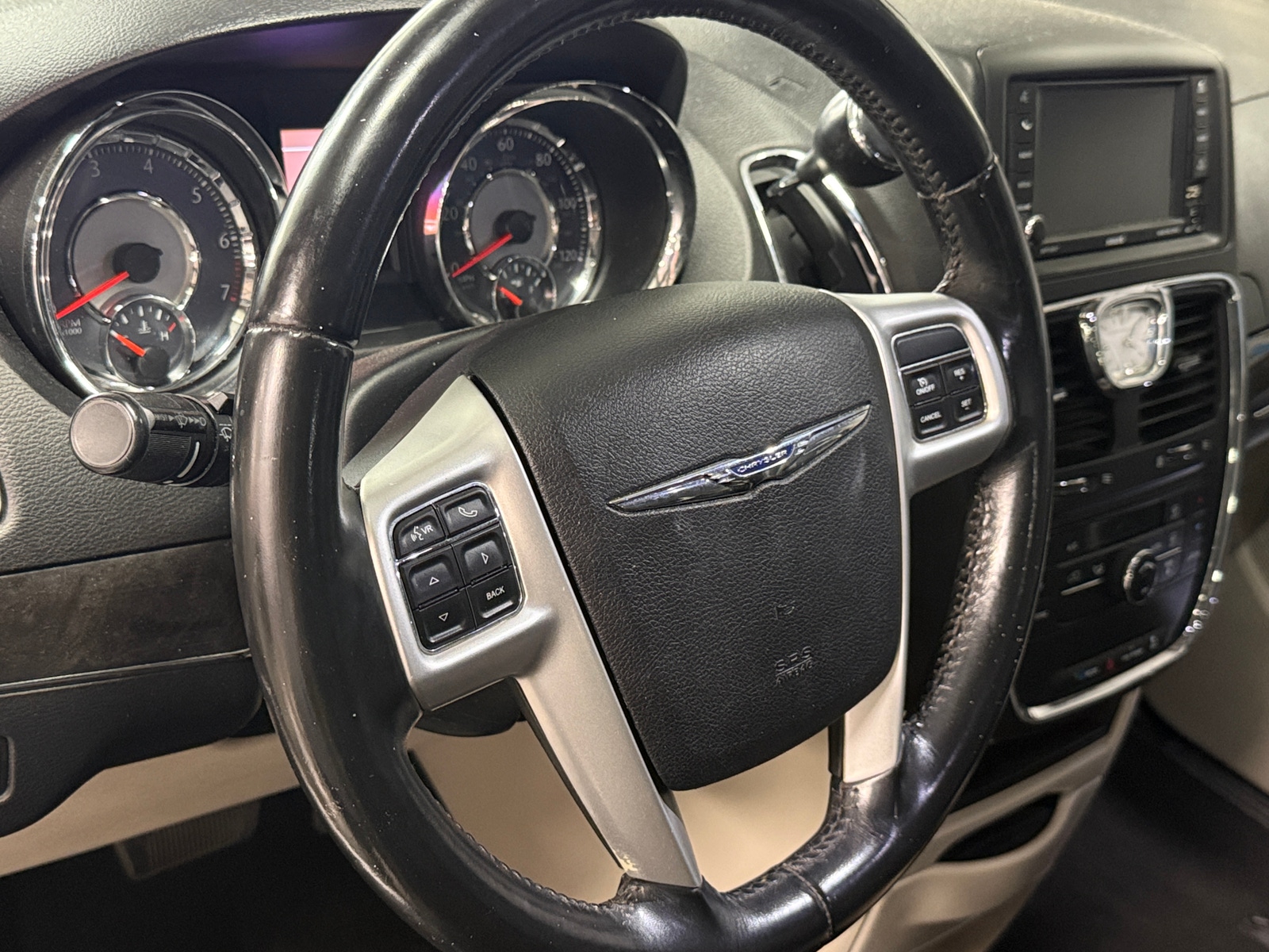 Thumbnail: 2016 Chrysler Town & Country - 4