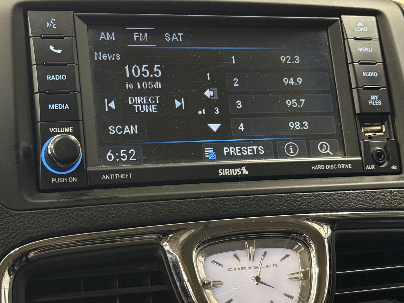 Thumbnail: 2016 Chrysler Town & Country - 3