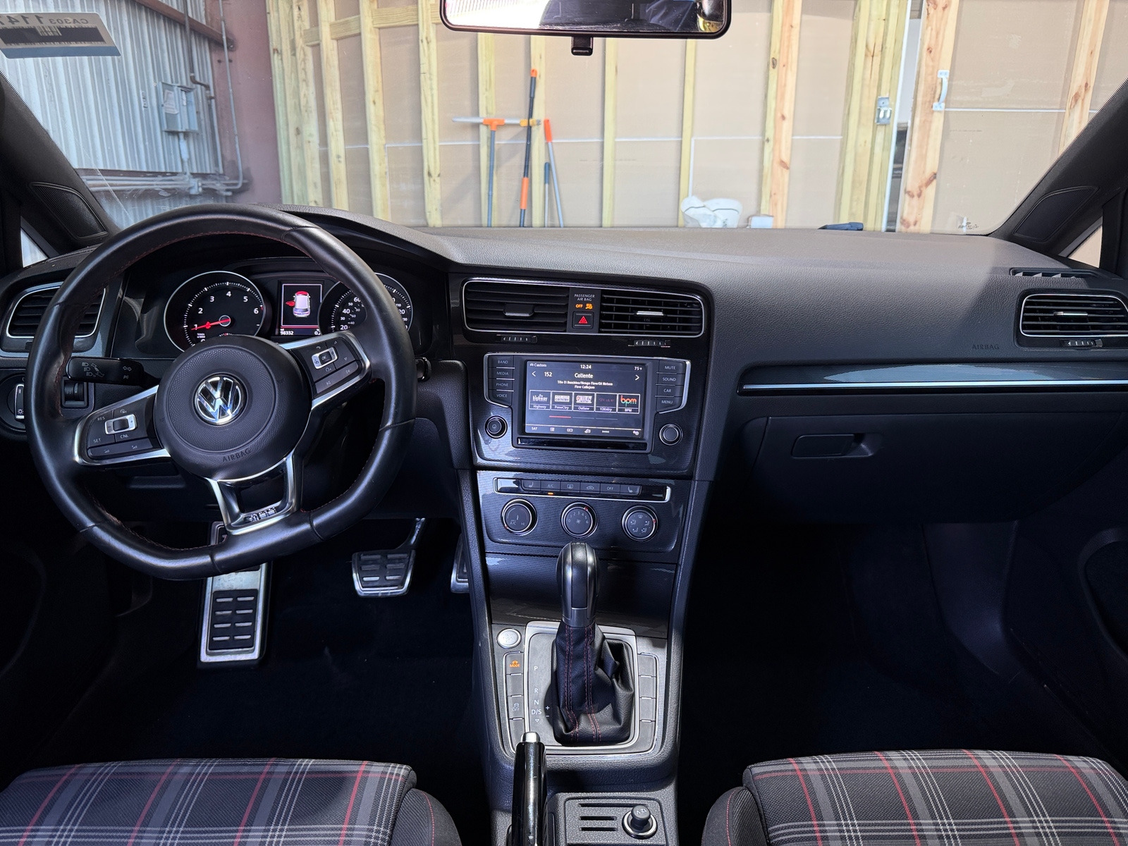 Thumbnail: 2017 Volkswagen Golf - 3