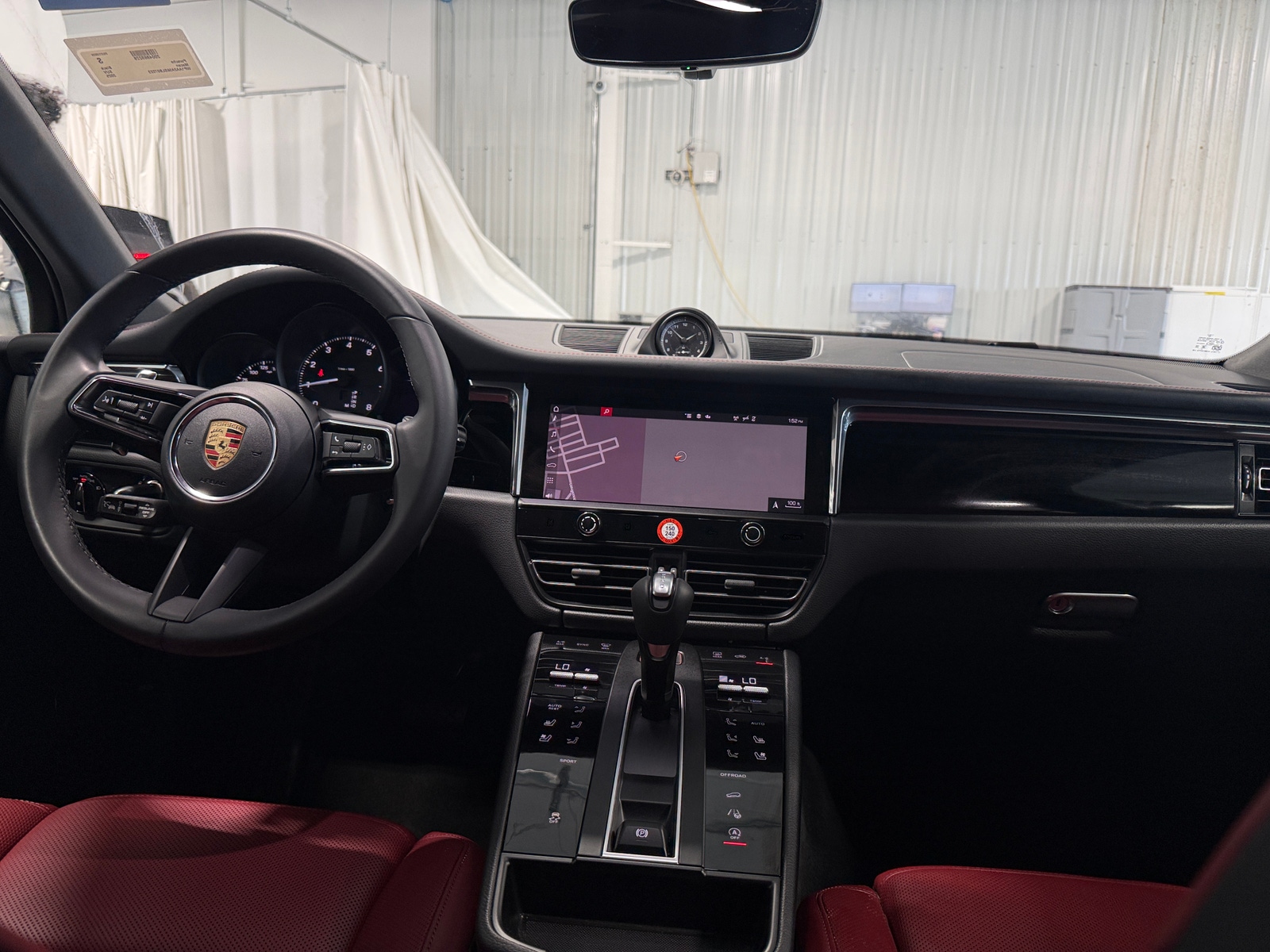 Thumbnail: 2025 Porsche Macan - 2