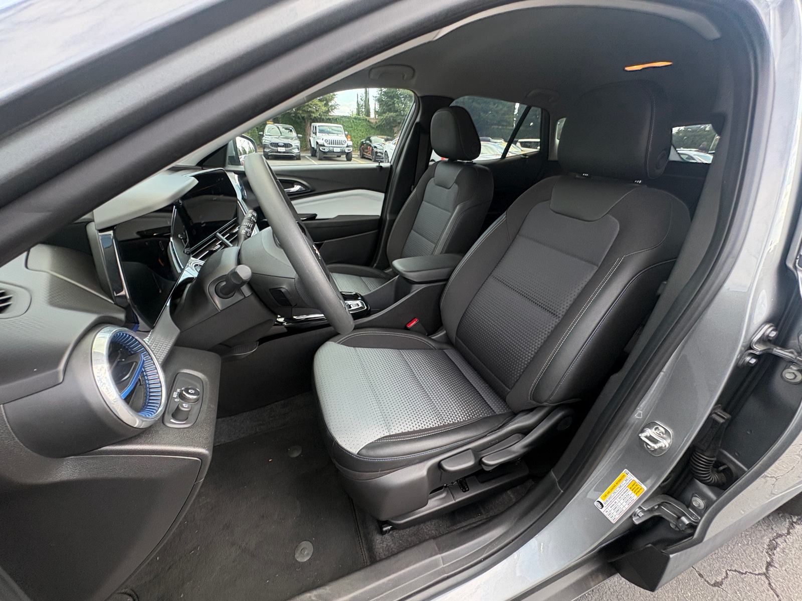 Thumbnail: 2025 Chevrolet Trax - 2