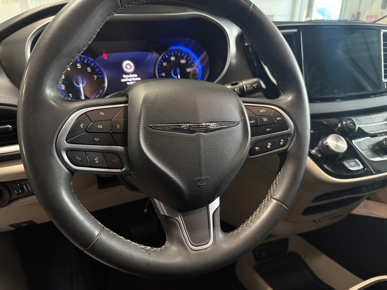 Thumbnail: 2023 Chrysler Pacifica - 4