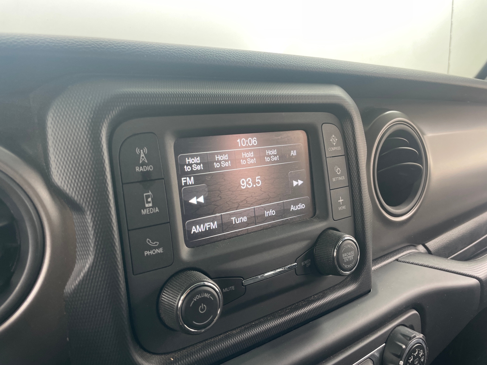 Thumbnail: 2021 Jeep Gladiator - 4